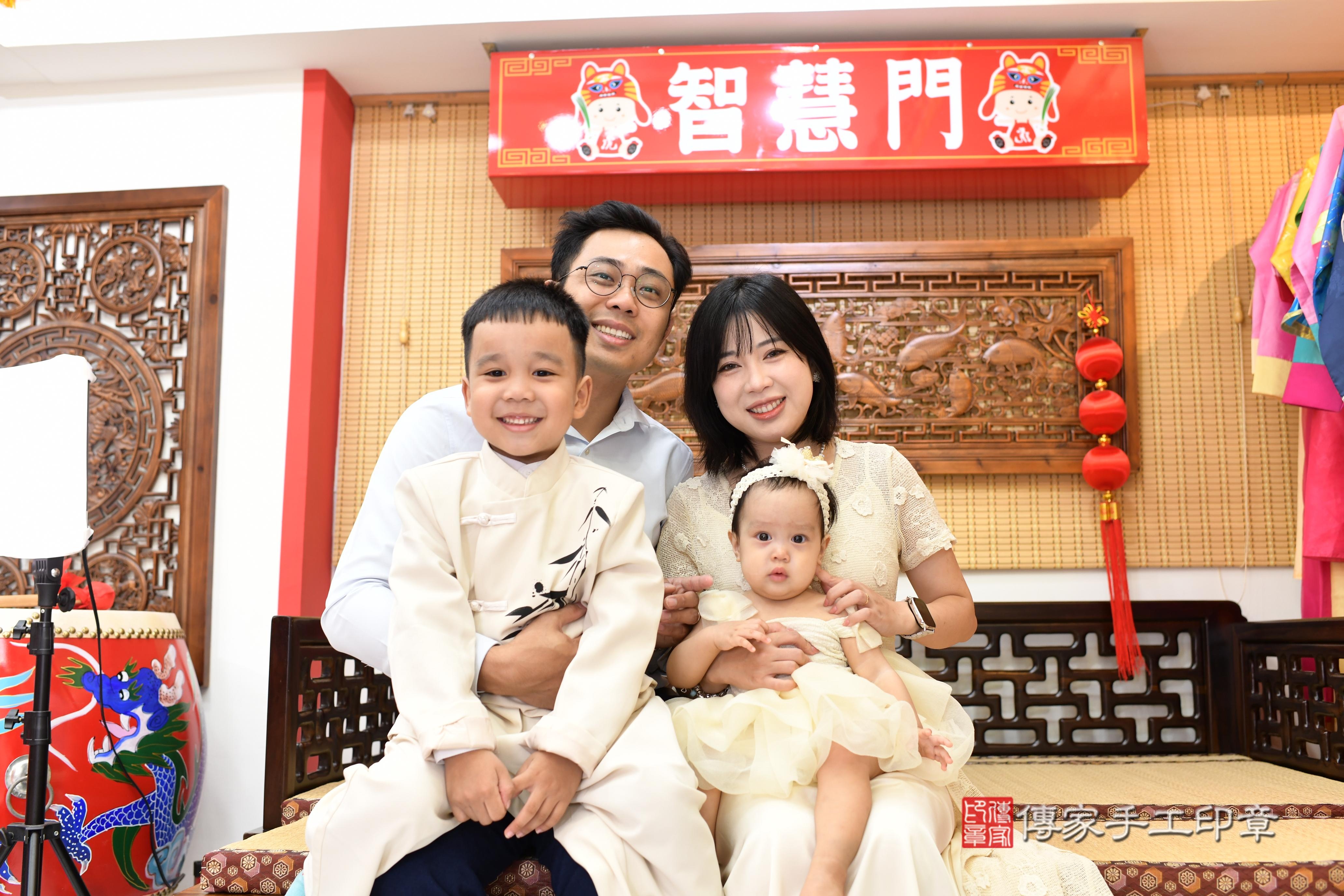傳家手工印章台南店、抓周、度脺、中國風會場、傳家嬰兒古禮、吉祥話、抓周道具物品24種、拍照。抓周證書。寶寶抓周、滿周歲、生日快樂、祝福