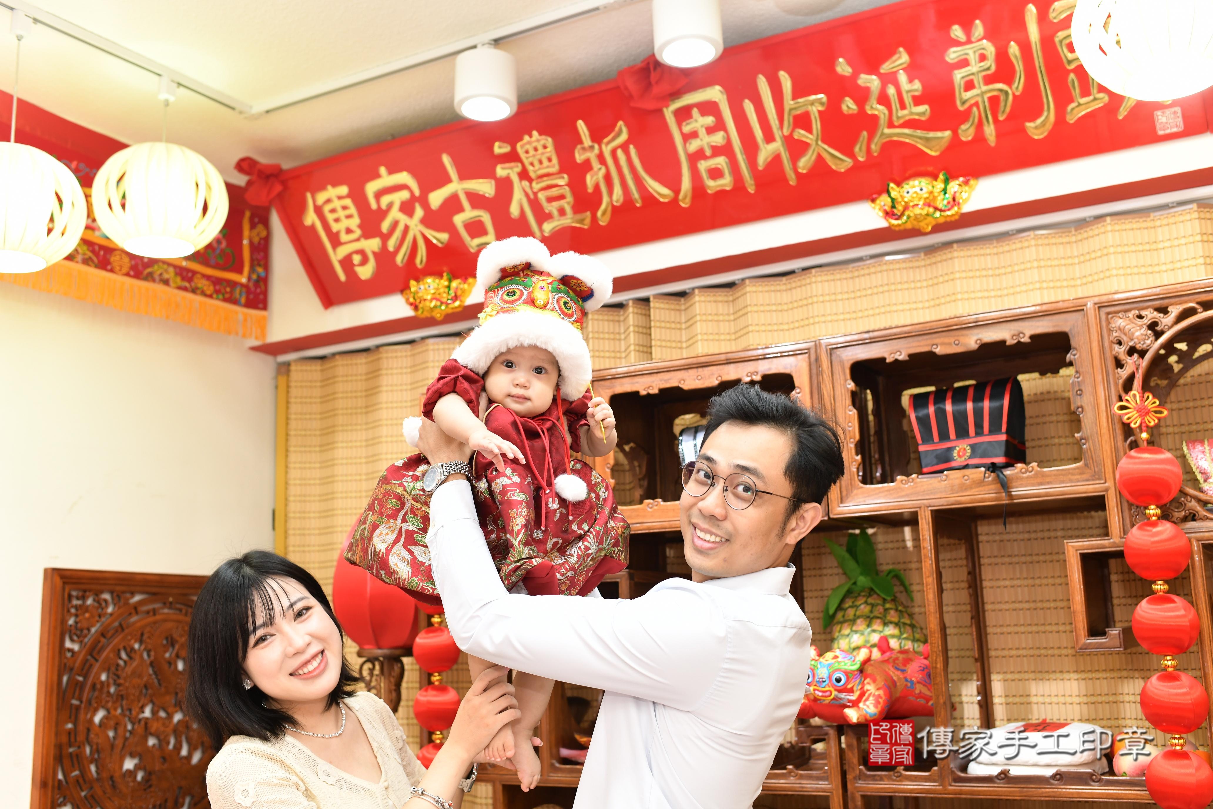 傳家手工印章台南店、抓周、度脺、中國風會場、傳家嬰兒古禮、吉祥話、抓周道具物品24種、拍照。抓周證書。寶寶抓周、滿周歲、生日快樂、祝福