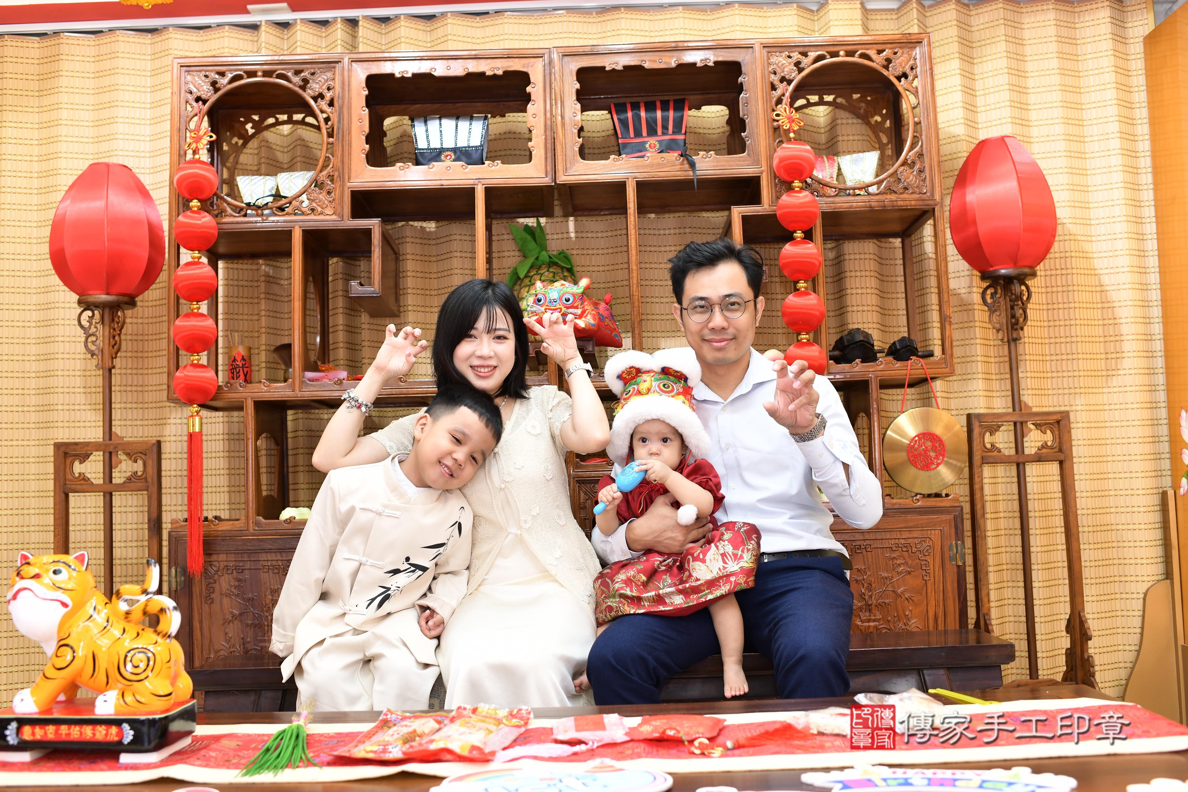 傳家手工印章台南店、抓周、度脺、中國風會場、傳家嬰兒古禮、吉祥話、抓周道具物品24種、拍照。抓周證書。寶寶抓周、滿周歲、生日快樂、祝福