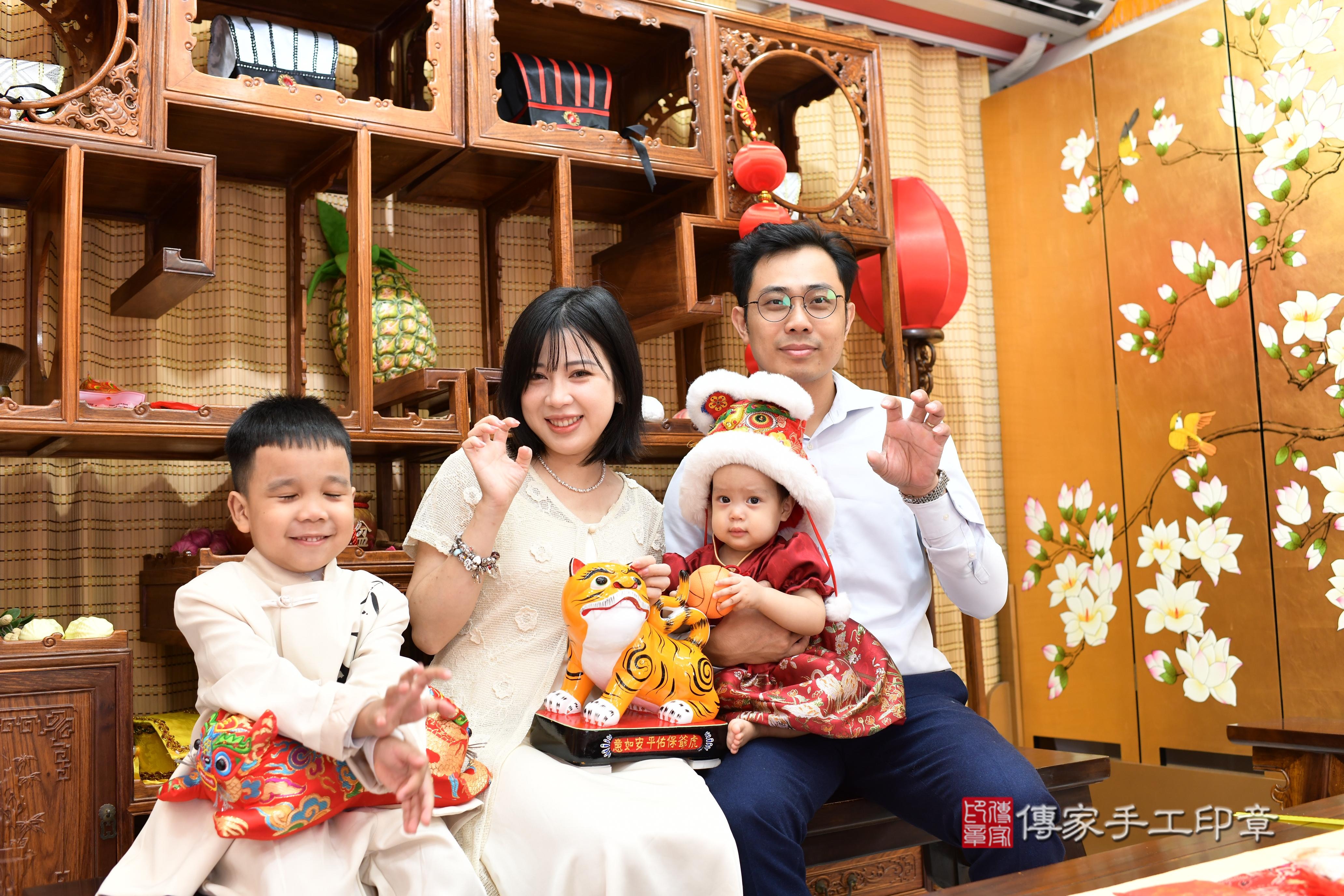 傳家手工印章台南店、抓周、度脺、中國風會場、傳家嬰兒古禮、吉祥話、抓周道具物品24種、拍照。抓周證書。寶寶抓周、滿周歲、生日快樂、祝福