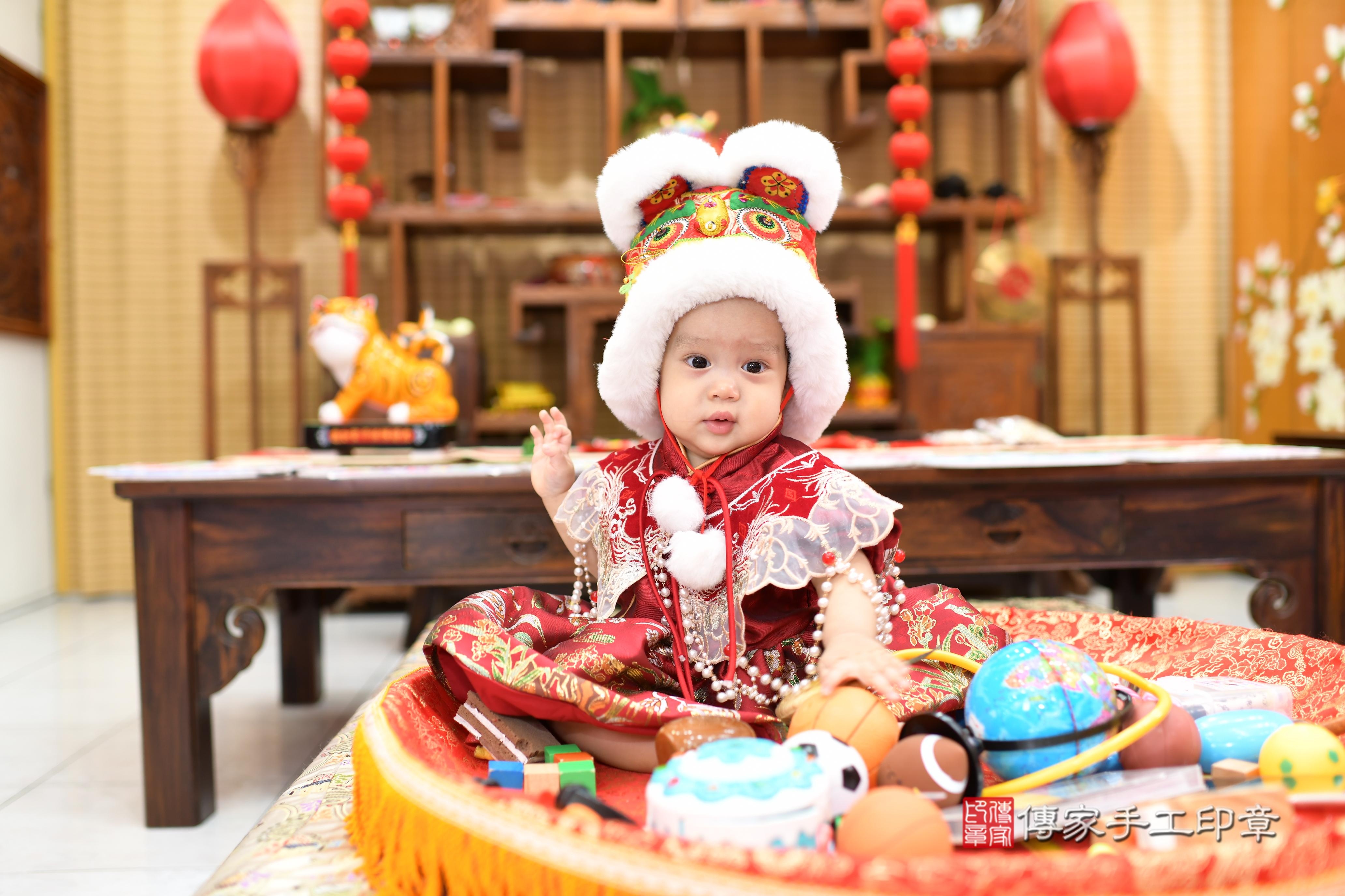 傳家手工印章台南店、抓周、度脺、中國風會場、傳家嬰兒古禮、吉祥話、抓周道具物品24種、拍照。抓周證書。寶寶抓周、滿周歲、生日快樂、祝福
