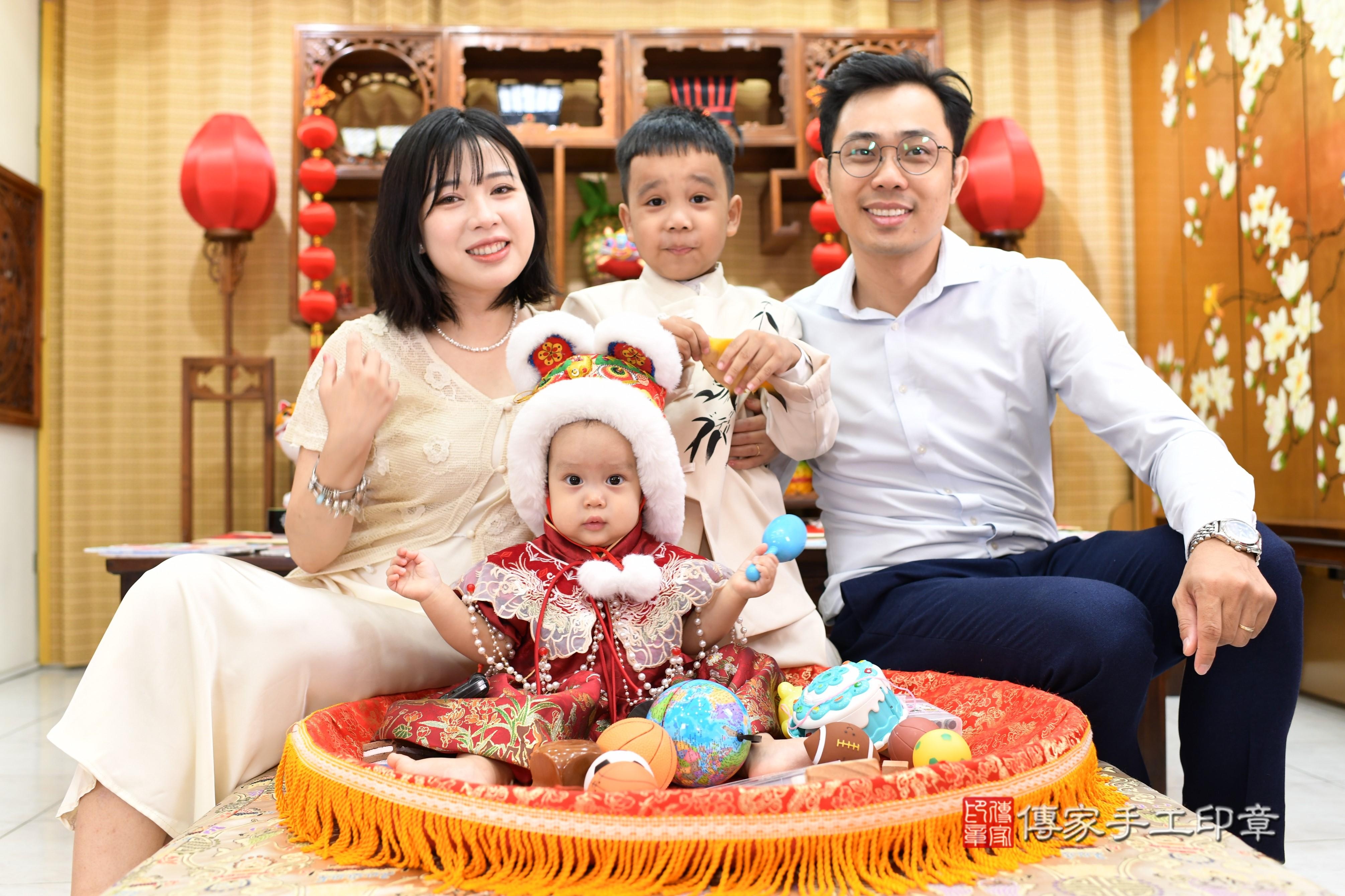 傳家手工印章台南店、抓周、度脺、中國風會場、傳家嬰兒古禮、吉祥話、抓周道具物品24種、拍照。抓周證書。寶寶抓周、滿周歲、生日快樂、祝福