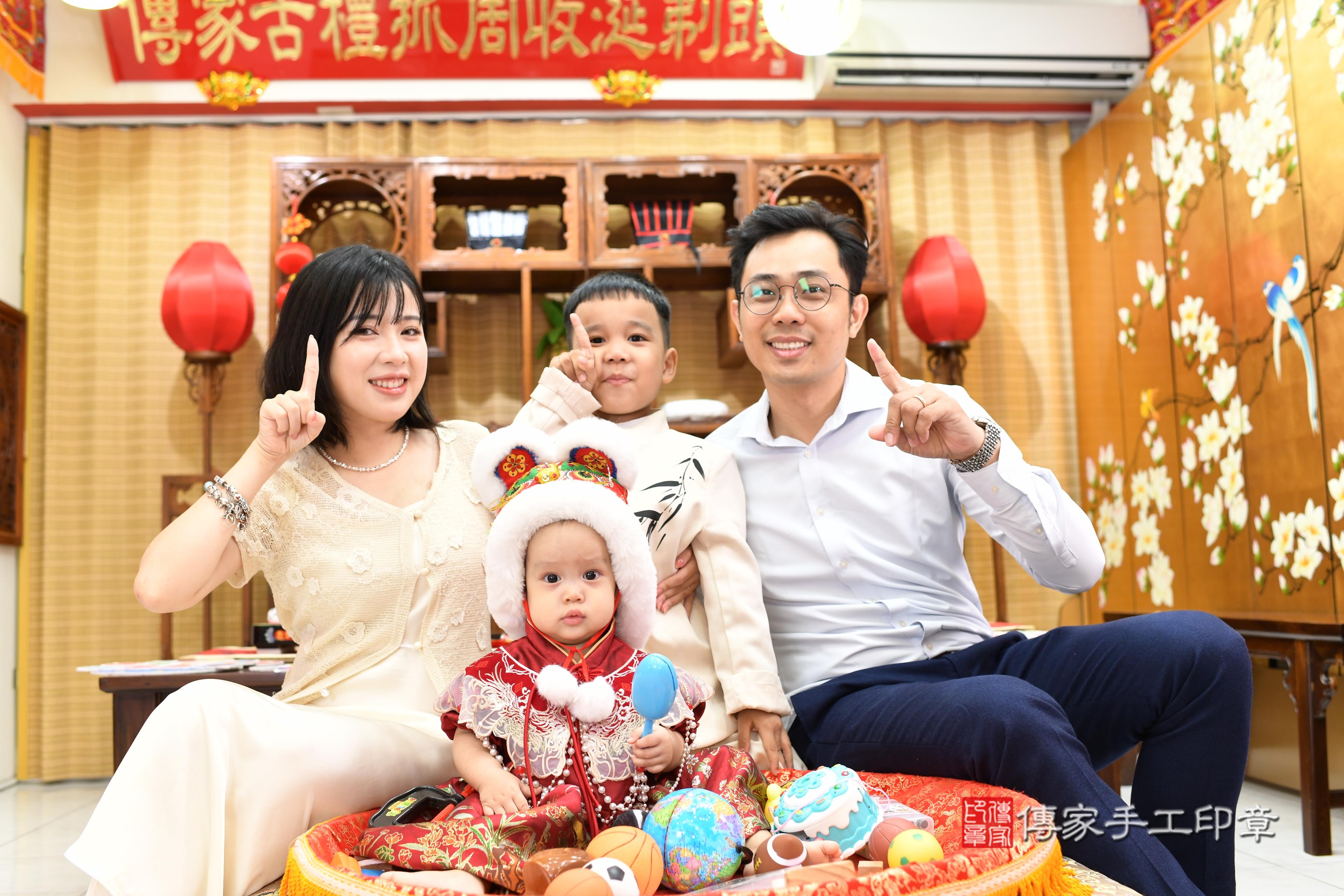 傳家手工印章台南店、抓周、度脺、中國風會場、傳家嬰兒古禮、吉祥話、抓周道具物品24種、拍照。抓周證書。寶寶抓周、滿周歲、生日快樂、祝福