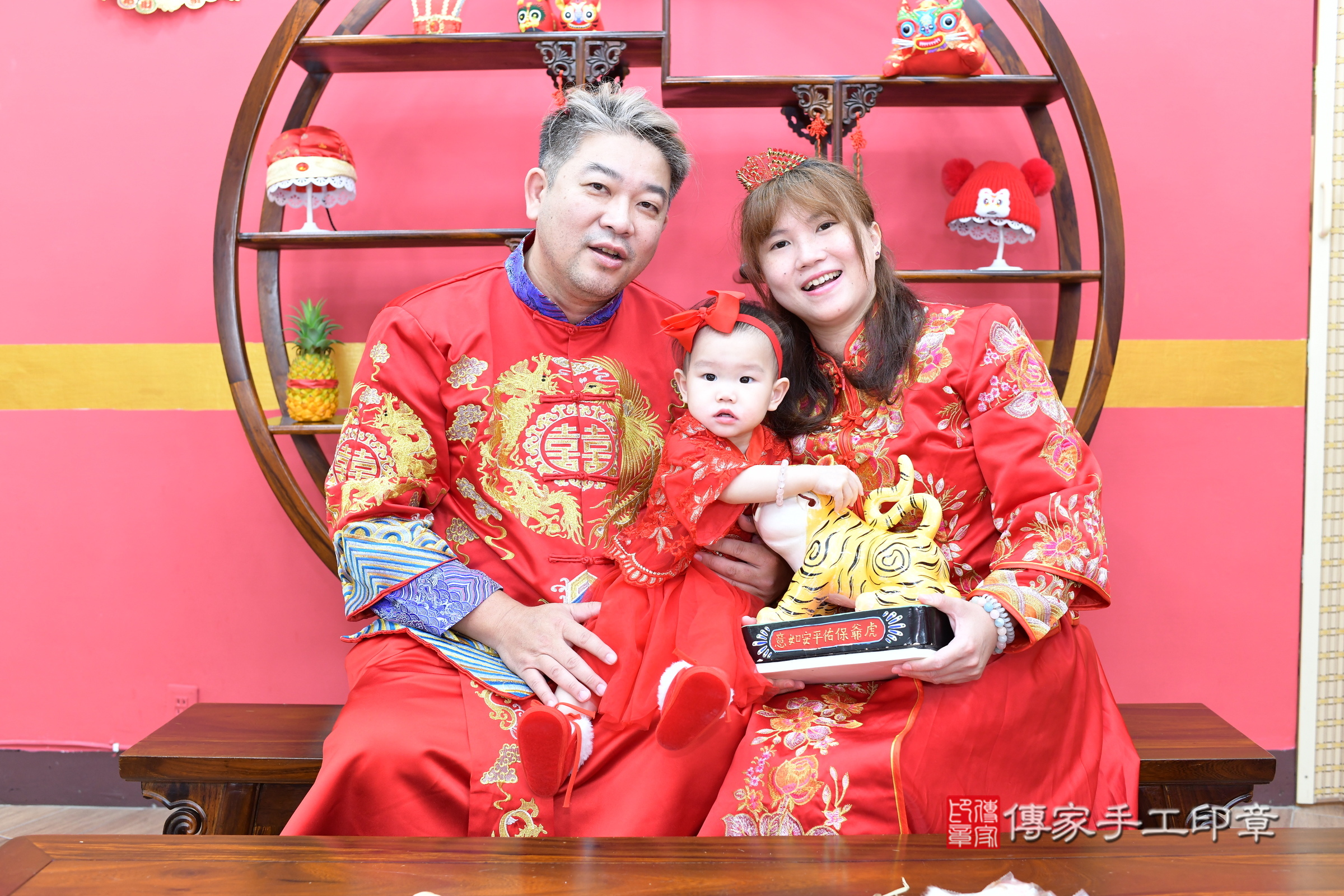 新北市永和區彤彤寶寶抓周推薦：傳家新北店抓周度脺中國風會場，嬰兒古禮抓周流程儀式吉祥話、抓周道具物品24種、拍照。抓周證書。2025.8.3，照片12