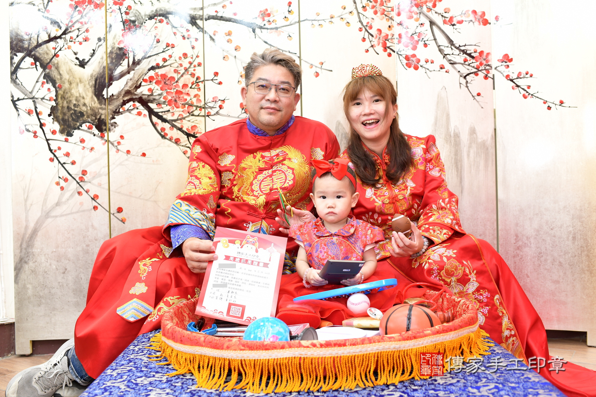 新北市永和區彤彤寶寶抓周推薦：傳家新北店抓周度脺中國風會場，嬰兒古禮抓周流程儀式吉祥話、抓周道具物品24種、拍照。抓周證書。2025.8.3，照片17