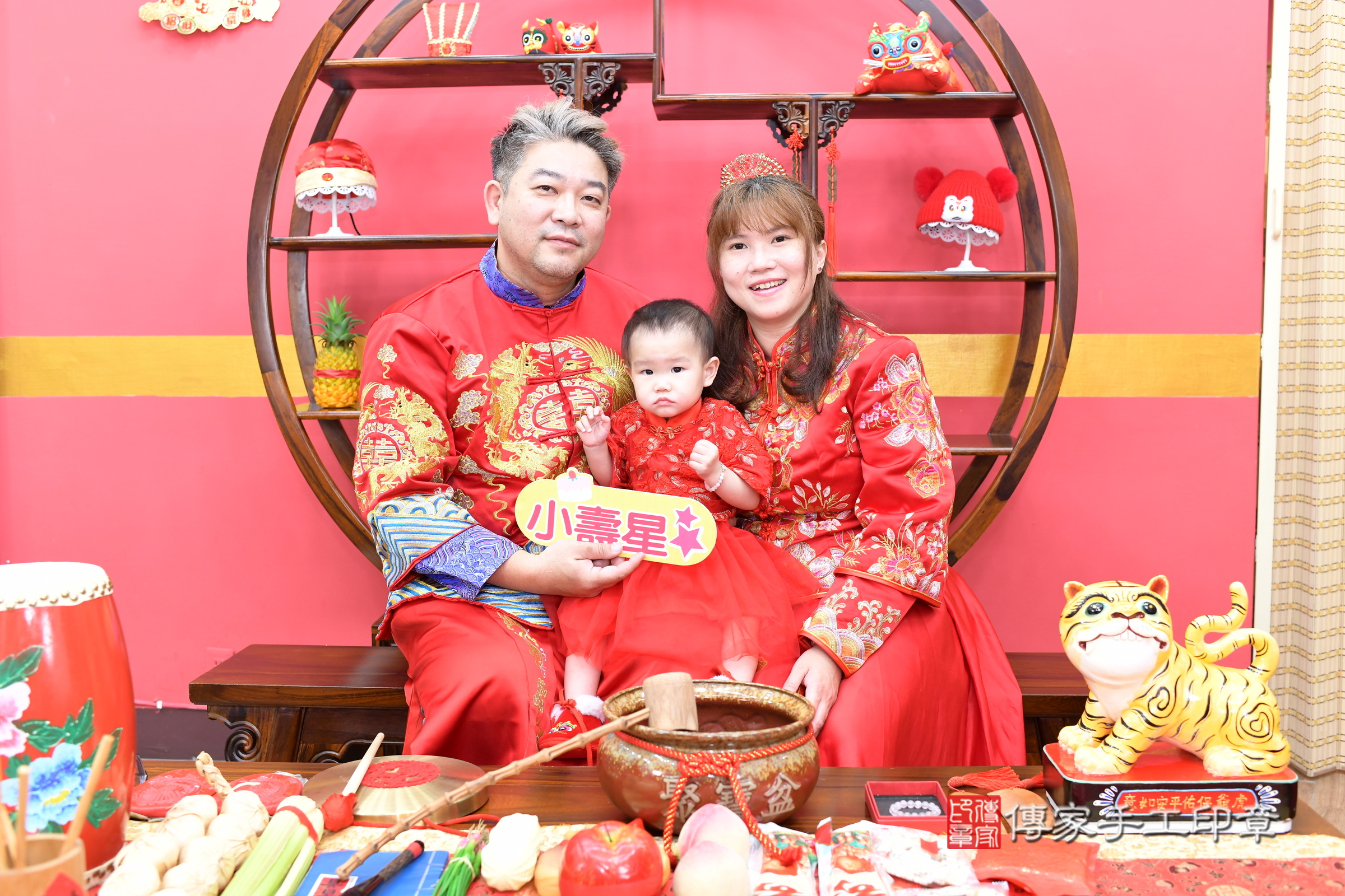 新北市永和區彤彤寶寶抓周推薦：傳家新北店抓周度脺中國風會場，嬰兒古禮抓周流程儀式吉祥話、抓周道具物品24種、拍照。抓周證書。2025.8.3，照片2