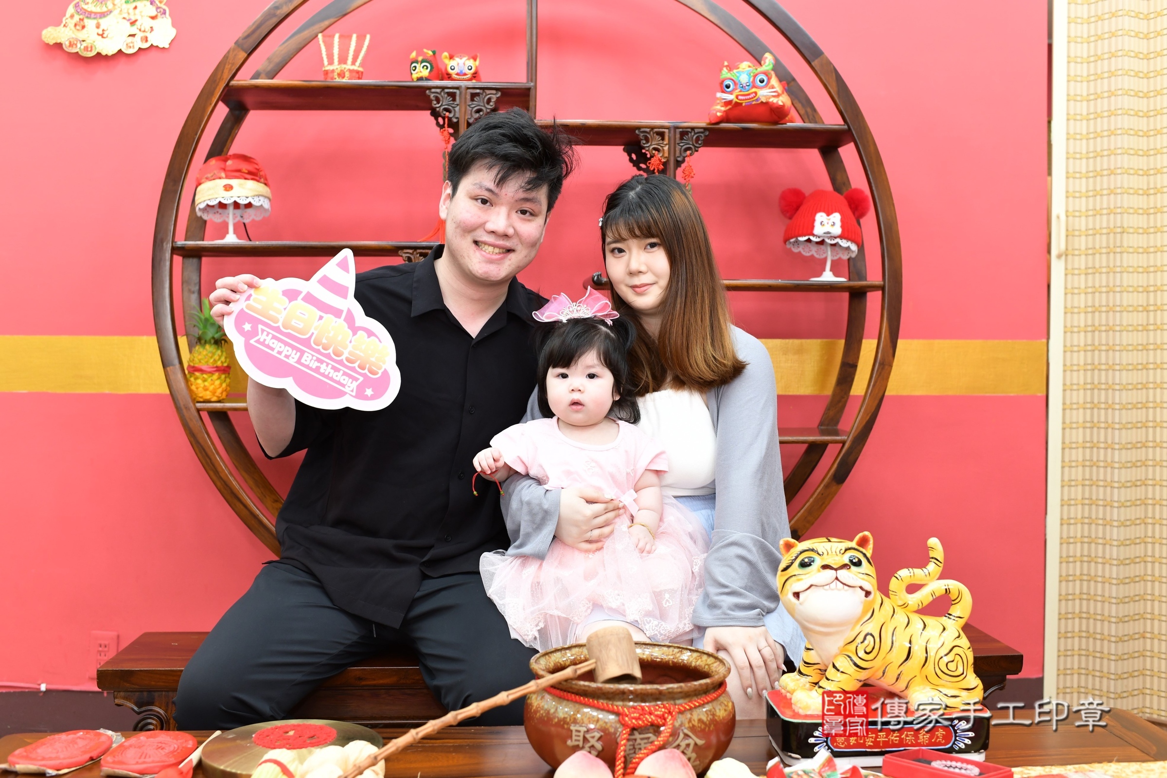新北市永和區晴晴寶寶抓周推薦：傳家新北店抓周度脺中國風會場，嬰兒古禮抓周流程儀式吉祥話、抓周道具物品24種、拍照。抓周證書。2025.8.5，照片2
