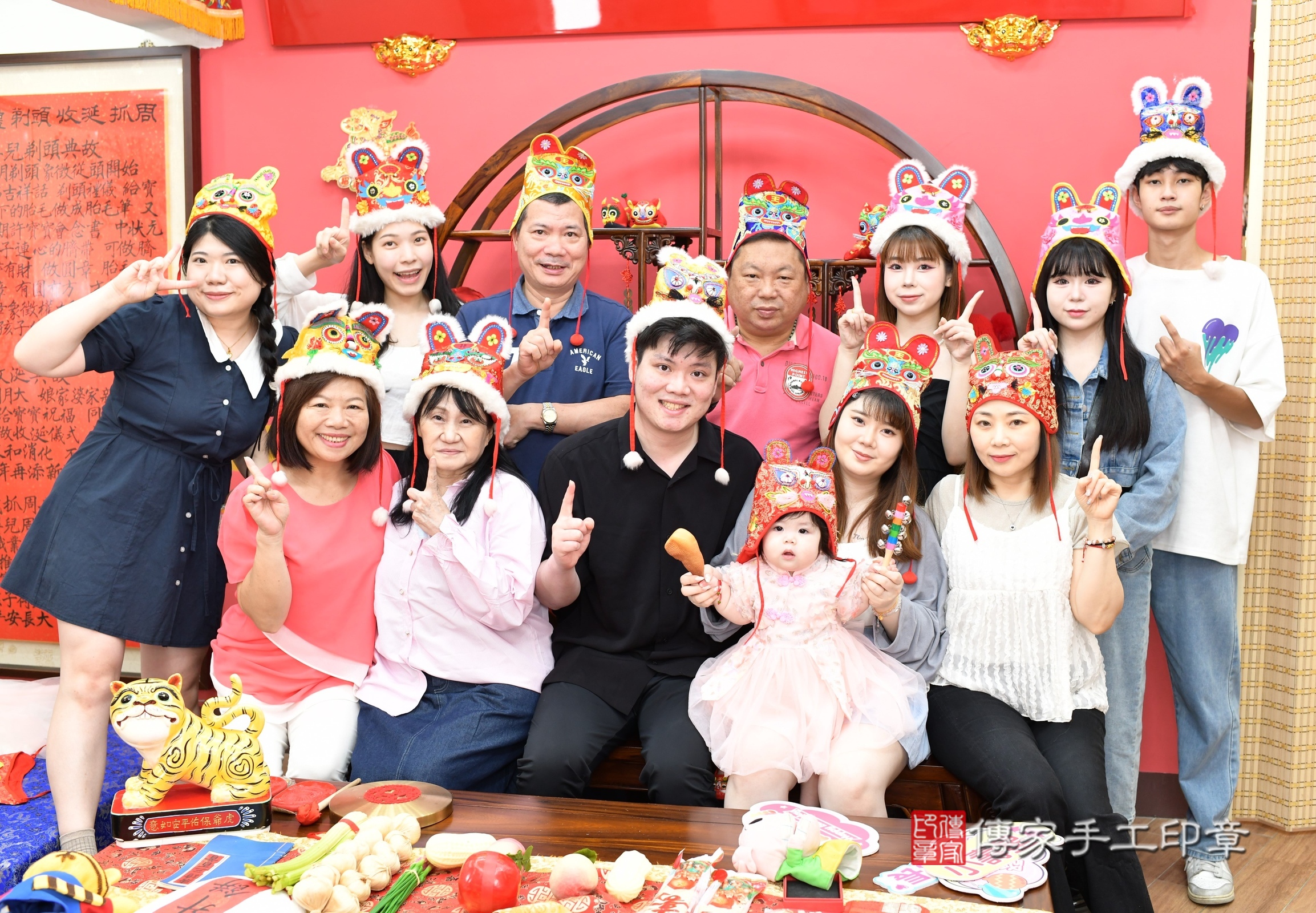 新北市永和區晴晴寶寶抓周推薦：傳家新北店抓周度脺中國風會場，嬰兒古禮抓周流程儀式吉祥話、抓周道具物品24種、拍照。抓周證書。2025.8.5，照片17