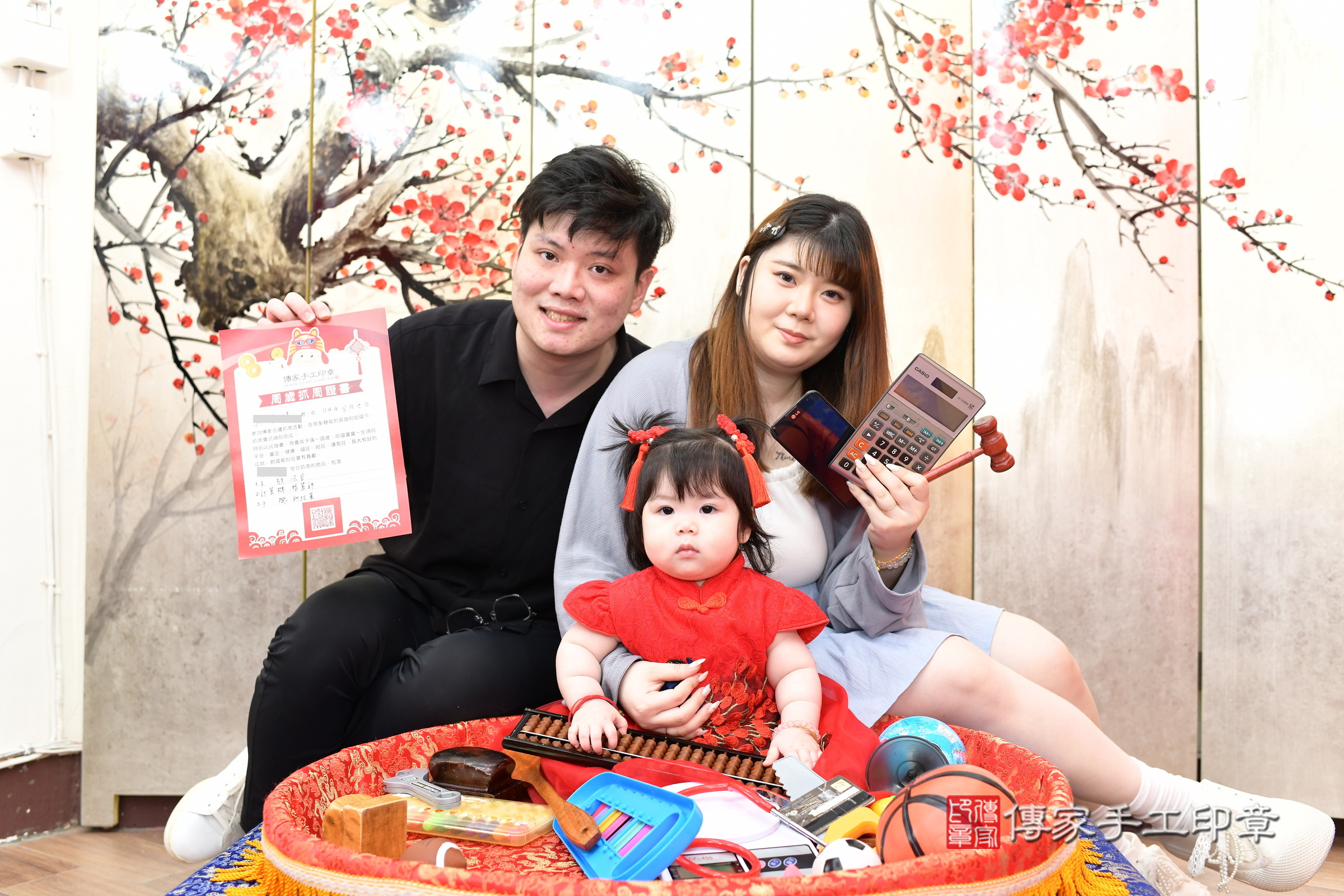 新北市永和區晴晴寶寶抓周推薦：傳家新北店抓周度脺中國風會場，嬰兒古禮抓周流程儀式吉祥話、抓周道具物品24種、拍照。抓周證書。2025.8.5，照片6