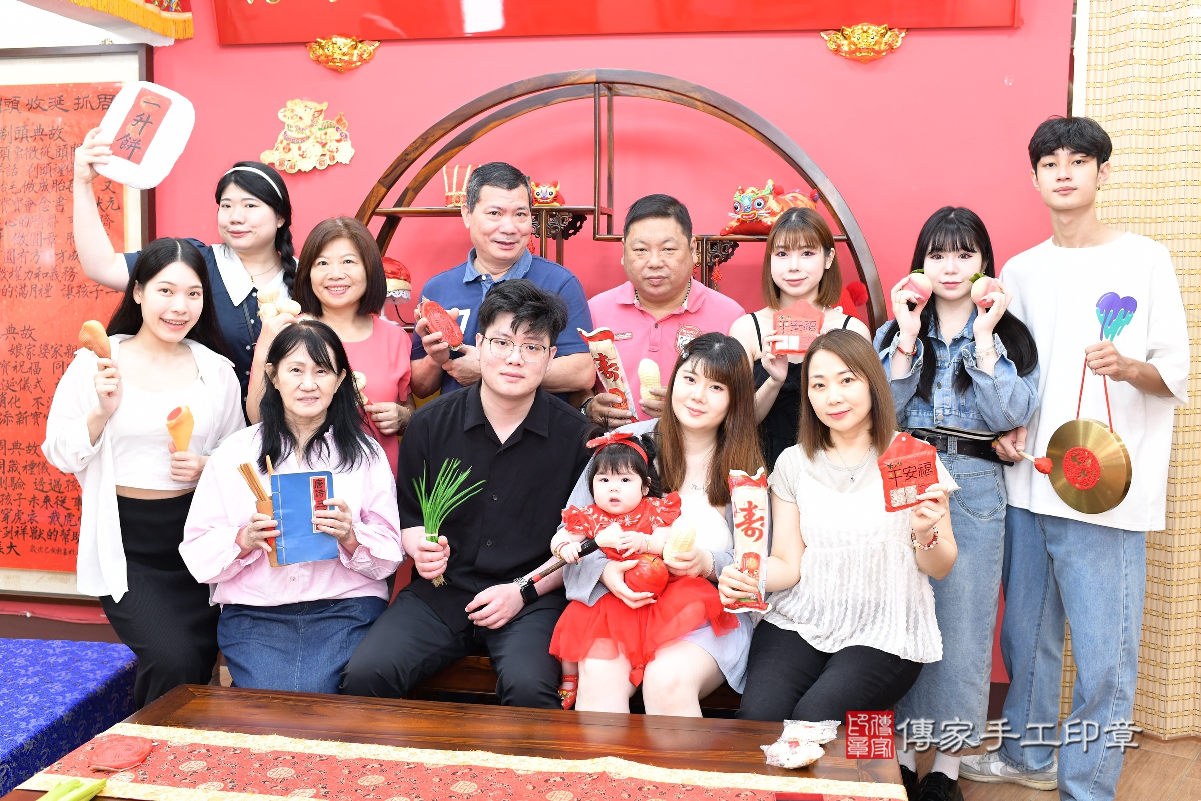 新北市永和區晴晴寶寶抓周推薦：傳家新北店抓周度脺中國風會場，嬰兒古禮抓周流程儀式吉祥話、抓周道具物品24種、拍照。抓周證書。2025.8.5，照片15