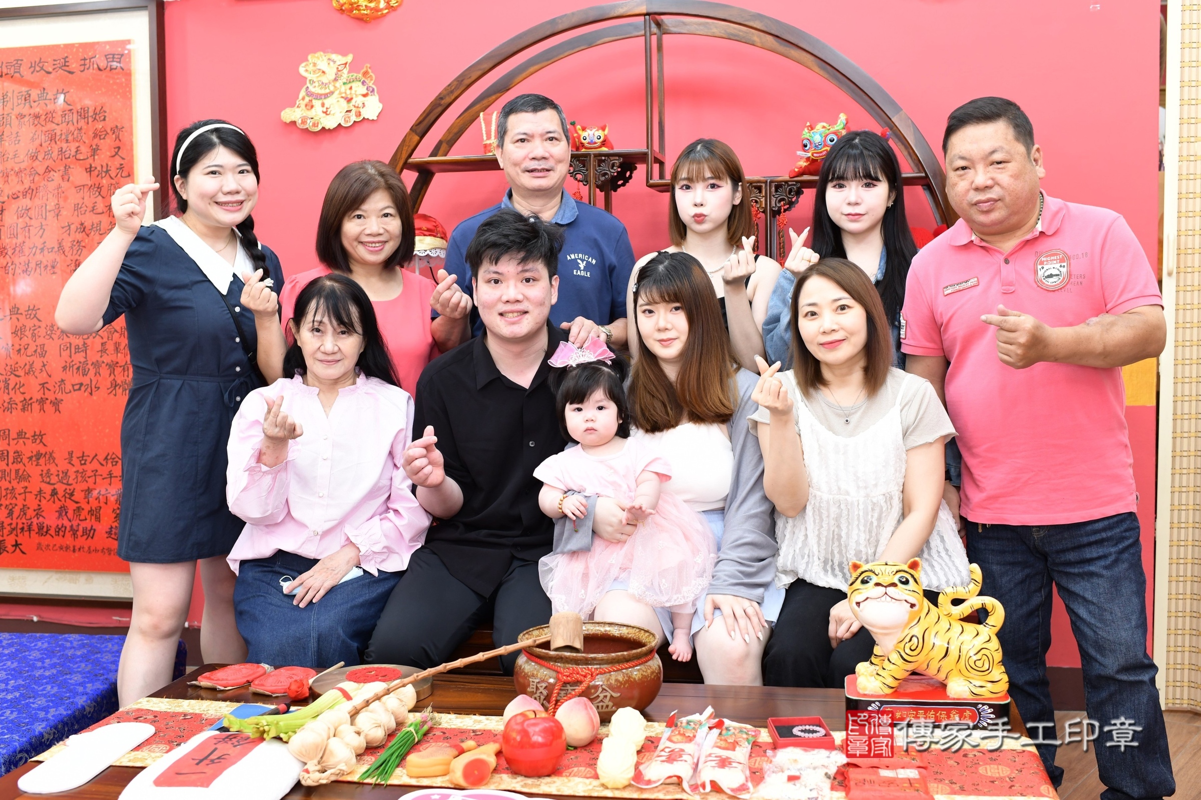 新北市永和區晴晴寶寶抓周推薦：傳家新北店抓周度脺中國風會場，嬰兒古禮抓周流程儀式吉祥話、抓周道具物品24種、拍照。抓周證書。2025.8.5，照片16