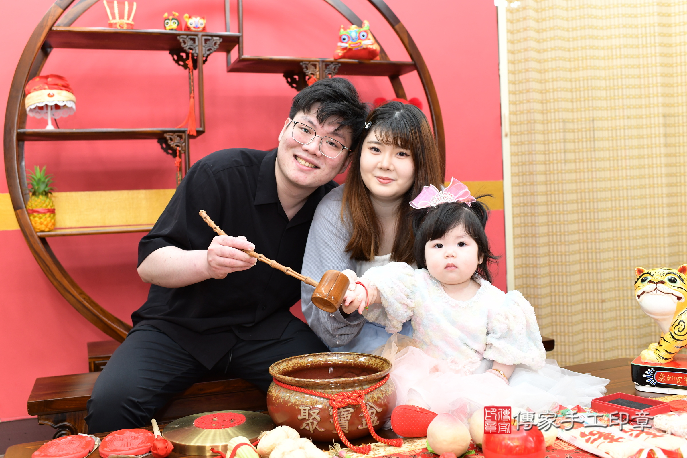 新北市永和區晴晴寶寶抓周推薦：傳家新北店抓周度脺中國風會場，嬰兒古禮抓周流程儀式吉祥話、抓周道具物品24種、拍照。抓周證書。2025.8.5，照片13