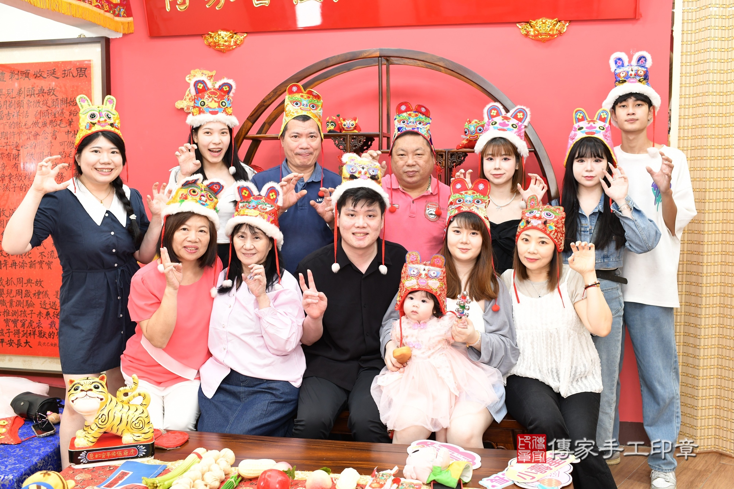 新北市永和區晴晴寶寶抓周推薦：傳家新北店抓周度脺中國風會場，嬰兒古禮抓周流程儀式吉祥話、抓周道具物品24種、拍照。抓周證書。2025.8.5，照片18
