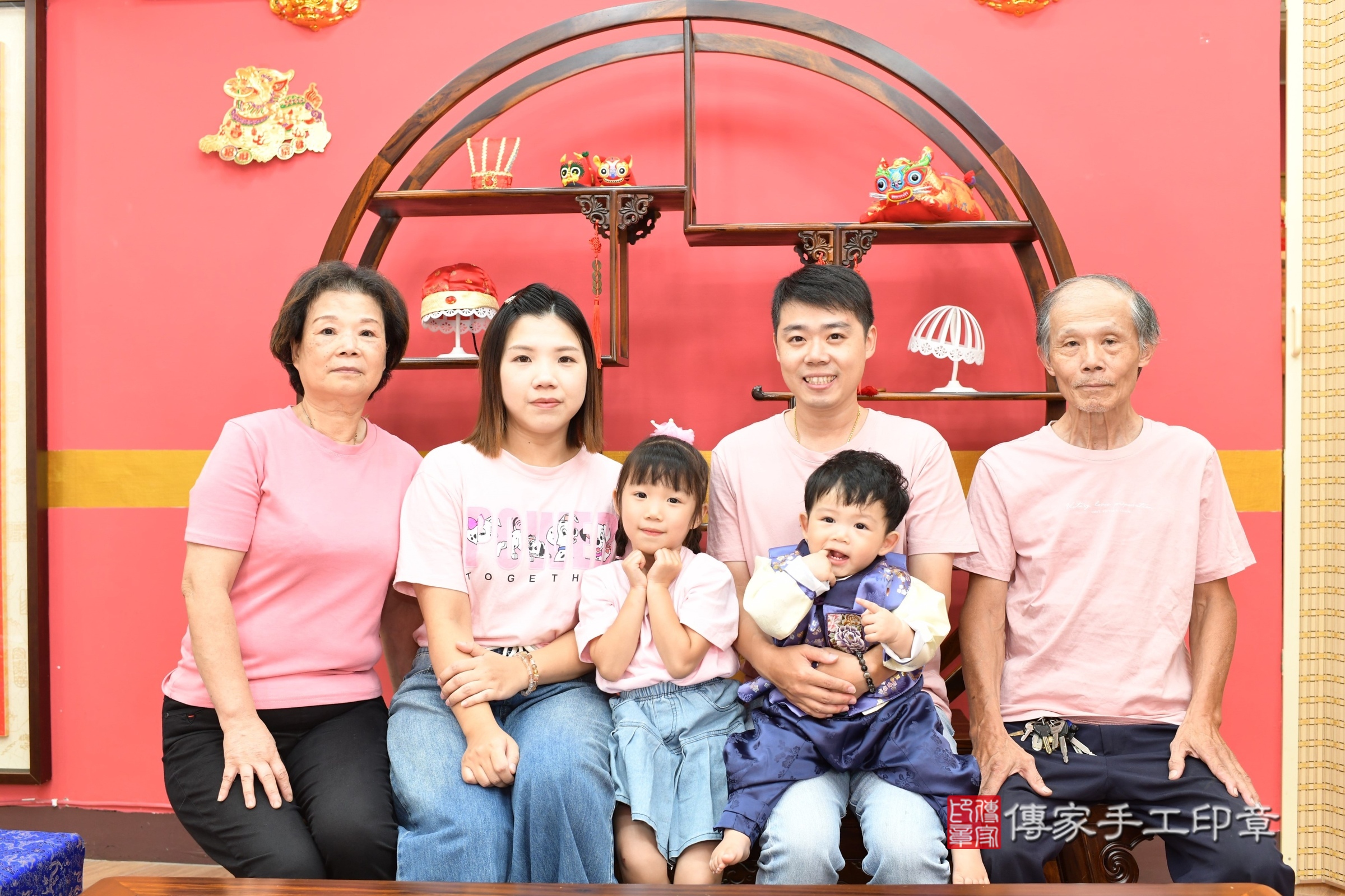 新北市永和區丞丞寶寶抓周推薦：傳家新北店抓周度脺中國風會場，嬰兒古禮抓周流程儀式吉祥話、抓周道具物品24種、拍照。抓周證書。2025.8.8，照片14