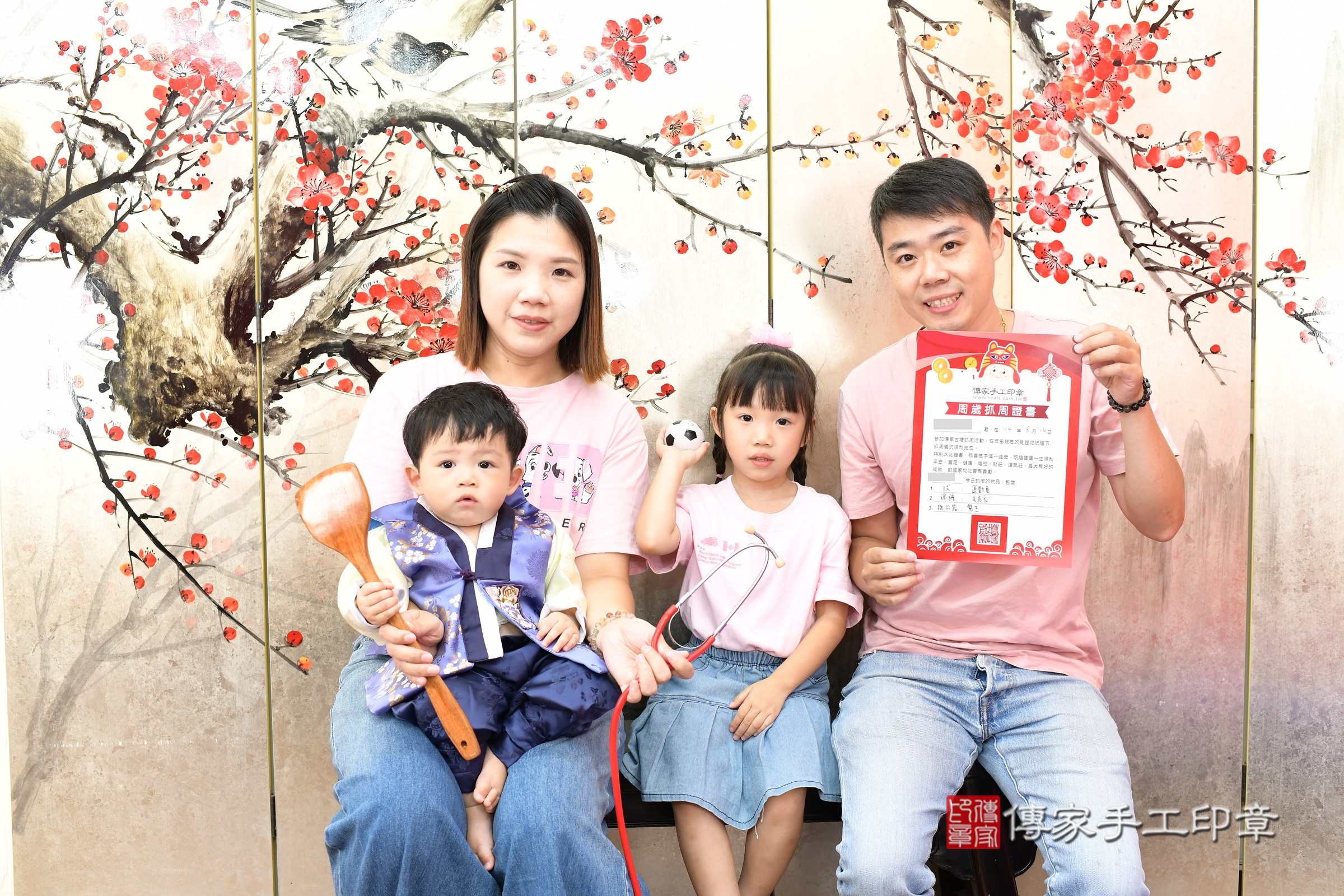 新北市永和區丞丞寶寶抓周推薦：傳家新北店抓周度脺中國風會場，嬰兒古禮抓周流程儀式吉祥話、抓周道具物品24種、拍照。抓周證書。2025.8.8，照片15