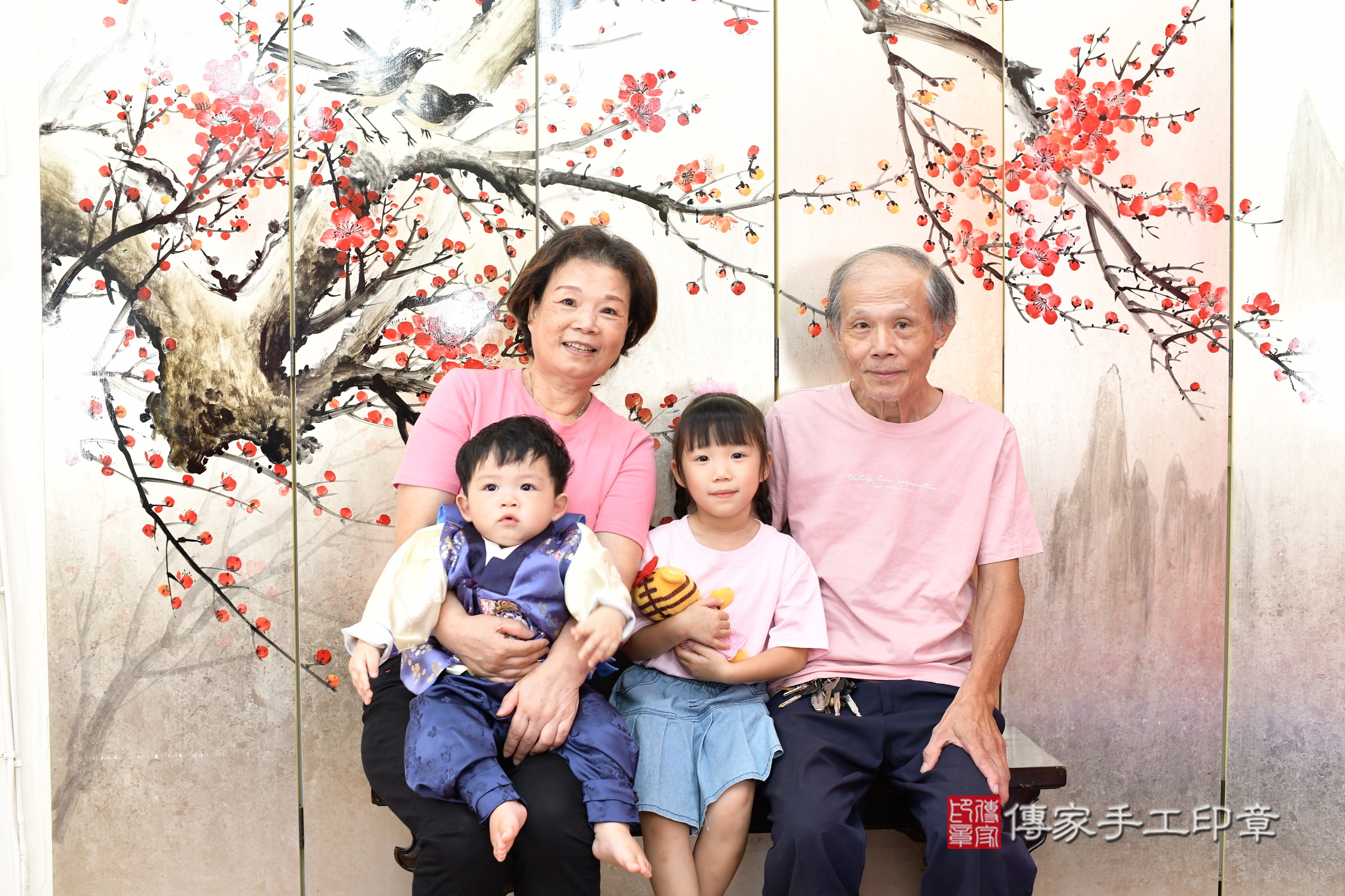 新北市永和區丞丞寶寶抓周推薦：傳家新北店抓周度脺中國風會場，嬰兒古禮抓周流程儀式吉祥話、抓周道具物品24種、拍照。抓周證書。2025.8.8，照片5