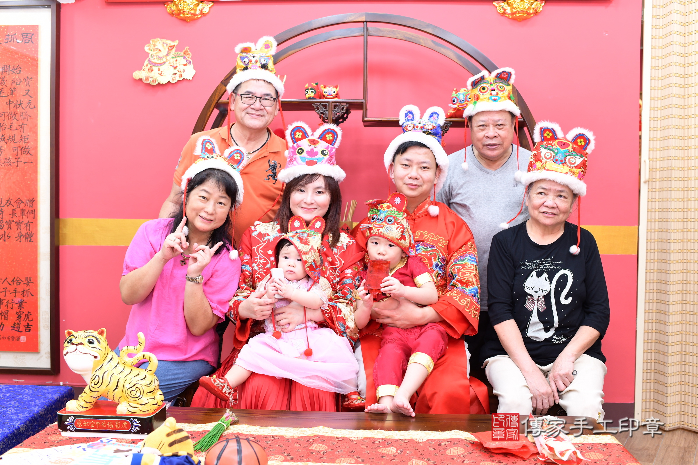 新北市永和區妍妍寶寶抓周推薦：傳家新北店抓周度脺中國風會場，嬰兒古禮抓周流程儀式吉祥話、抓周道具物品24種、拍照。抓周證書。2025.8.9，照片10