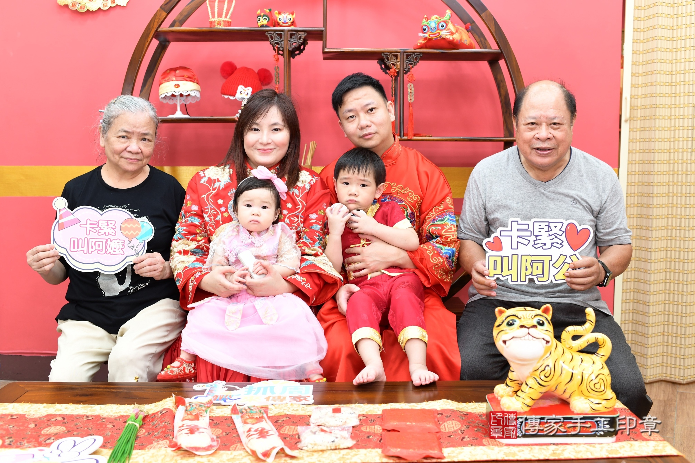 新北市永和區妍妍寶寶抓周推薦：傳家新北店抓周度脺中國風會場，嬰兒古禮抓周流程儀式吉祥話、抓周道具物品24種、拍照。抓周證書。2025.8.9，照片2