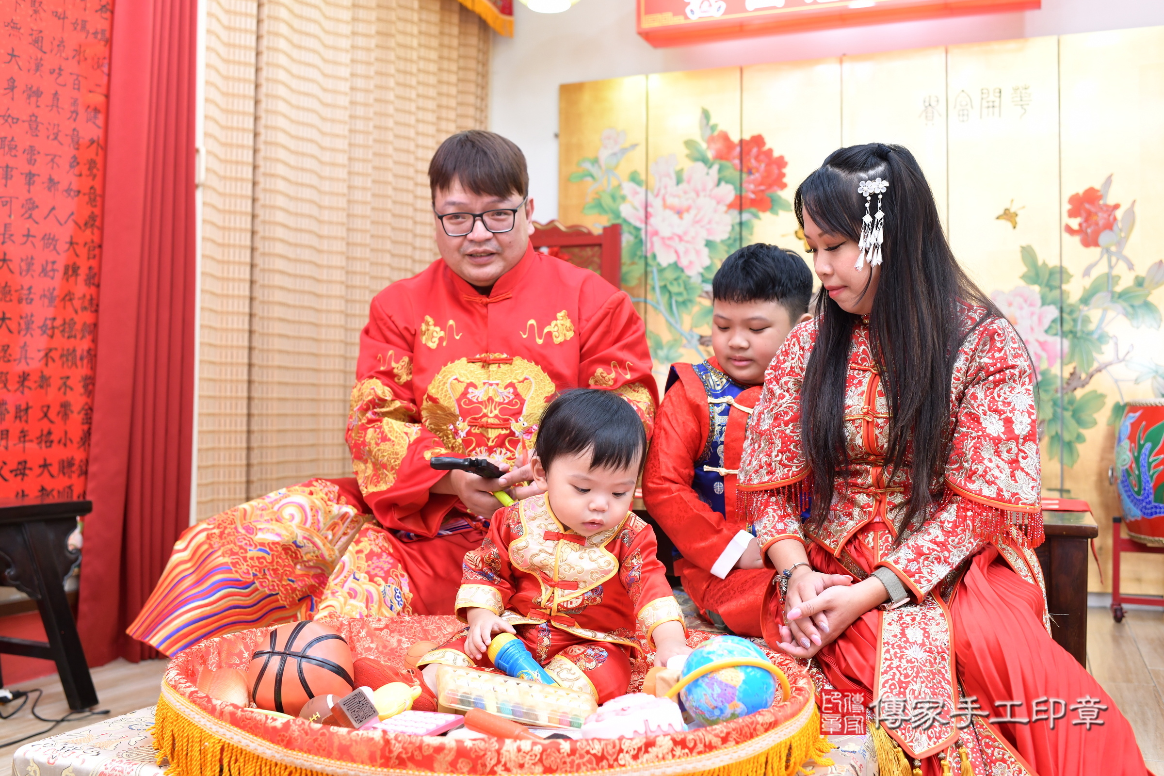 台北市大同區小鋒寶寶抓周推薦：傳家台北店抓周度脺中國風會場，嬰兒古禮抓周流程儀式吉祥話、抓周道具物品24種、拍照。抓周證書。2025.8.8，照片4