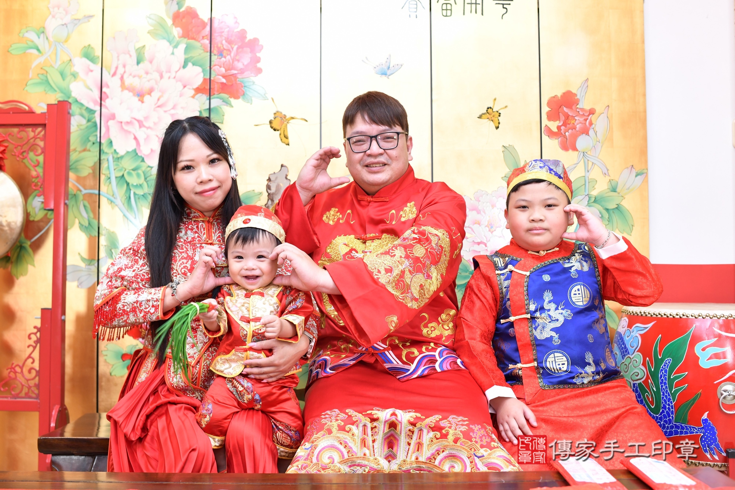 台北市大同區小鋒寶寶抓周推薦：傳家台北店抓周度脺中國風會場，嬰兒古禮抓周流程儀式吉祥話、抓周道具物品24種、拍照。抓周證書。2025.8.8，照片10