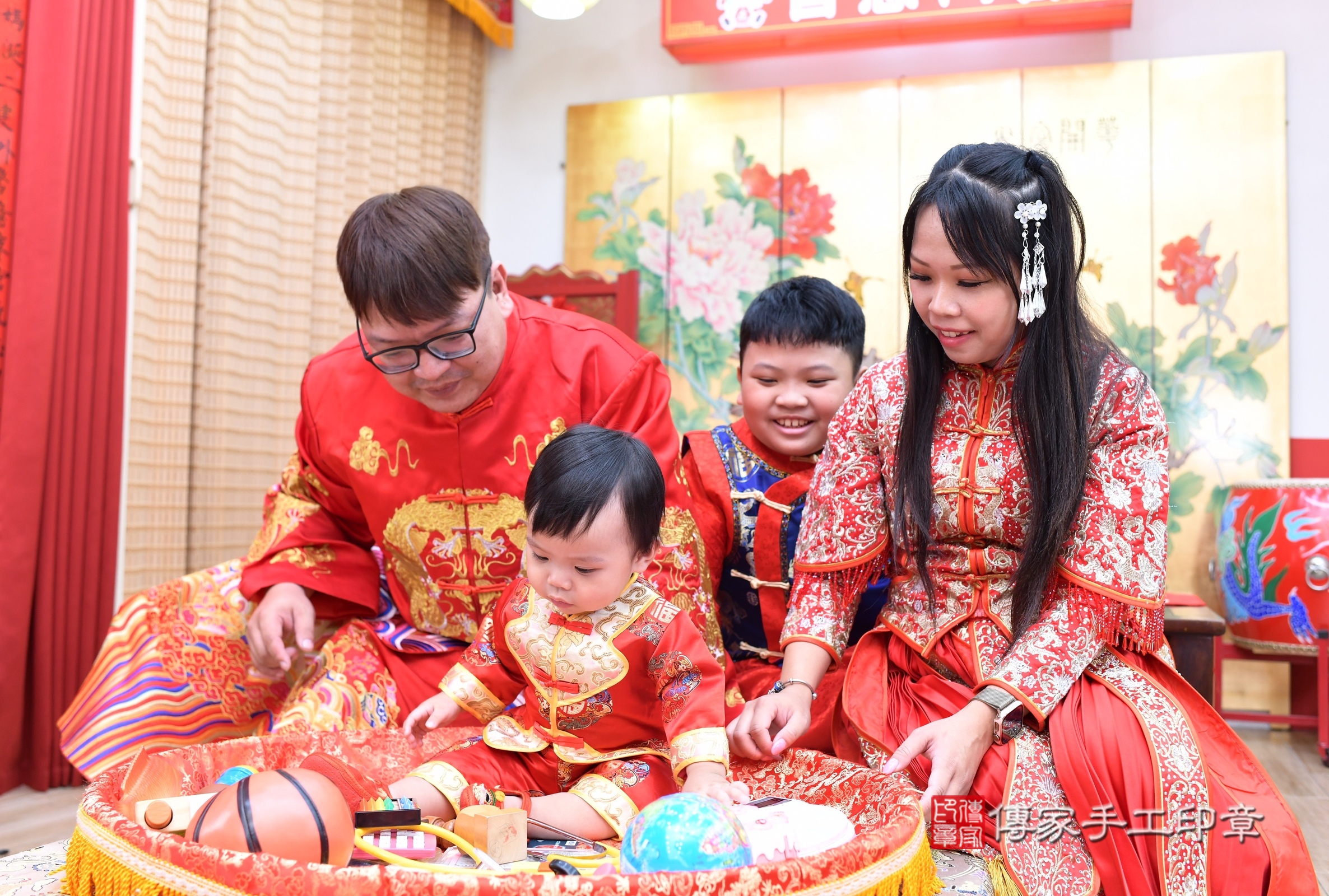 台北市大同區小鋒寶寶抓周推薦：傳家台北店抓周度脺中國風會場，嬰兒古禮抓周流程儀式吉祥話、抓周道具物品24種、拍照。抓周證書。2025.8.8，照片3
