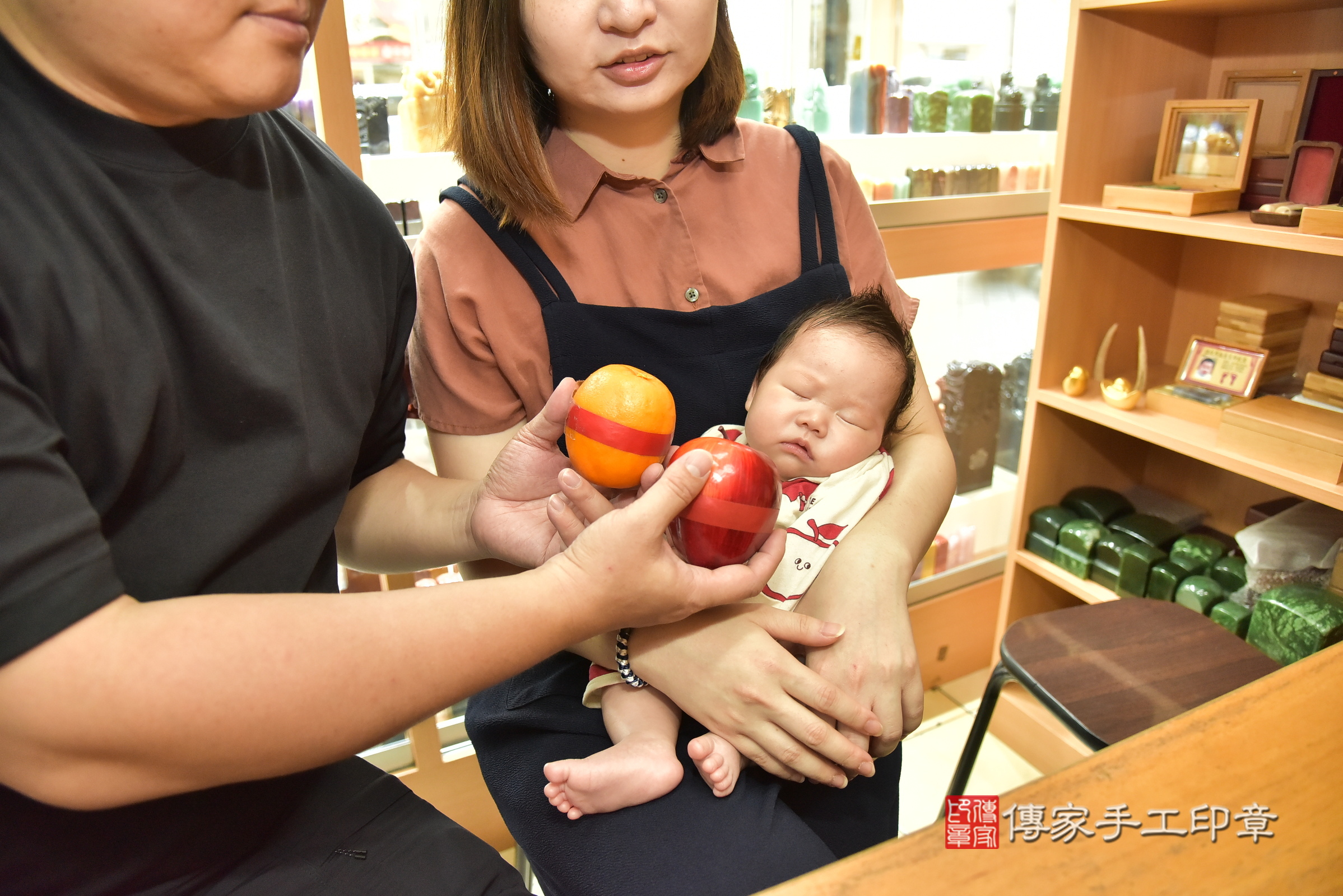 臣臣寶寶(新北市永和區嬰兒寶寶滿月剃頭理髮、嬰兒剃胎毛儀式吉祥話)。中國風會場，爸媽寶貝穿「日中韓」古裝禮服。專業拍照、證書。★購買「臍帶章、肚臍章、胎毛筆刷印章」贈送：剃頭、收涎、抓周，三選一。2025.8.3，照片9