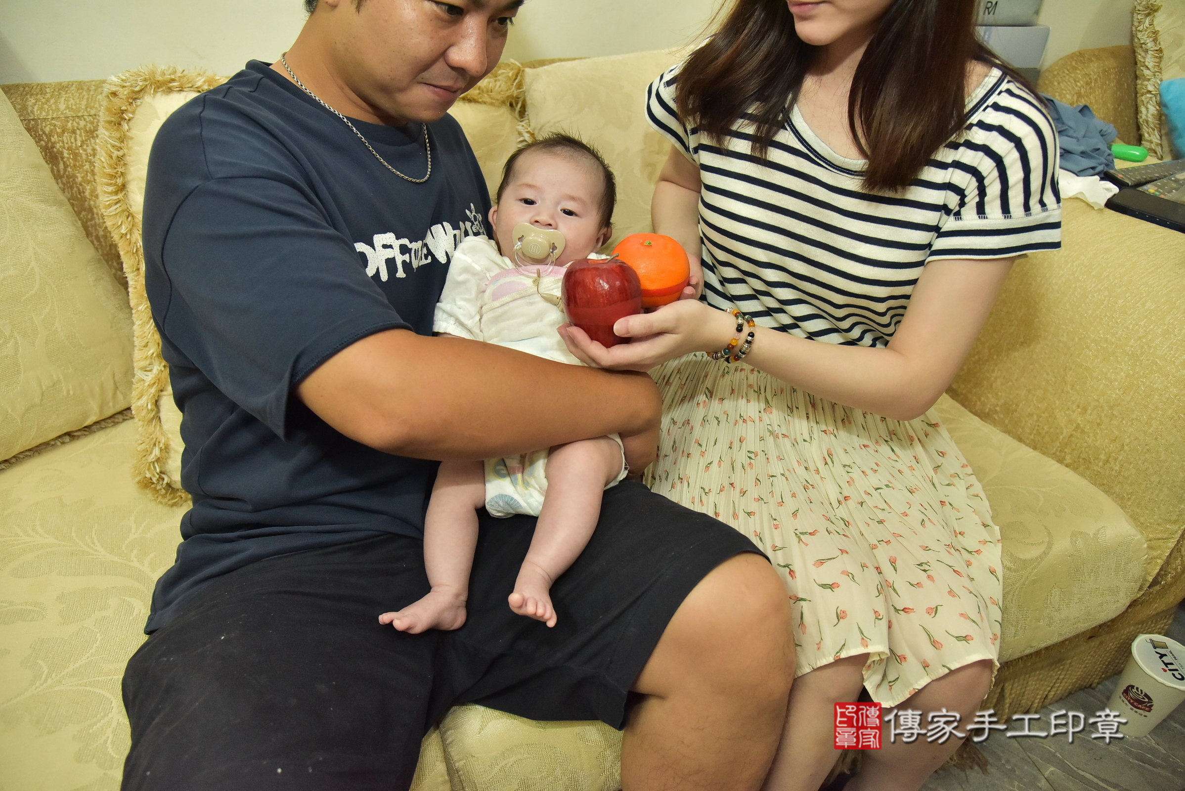 小勝寶寶(新北市樹林區到府嬰兒小勝寶寶滿月剃頭理髮、到府嬰兒剃胎毛儀式吉祥話)。到府剃頭剃胎毛主持、專業拍照、證書。★購買「臍帶章、肚臍章、胎毛筆刷印章」贈送：剃頭、收涎、抓周，三選一。2025.8.6，照片9