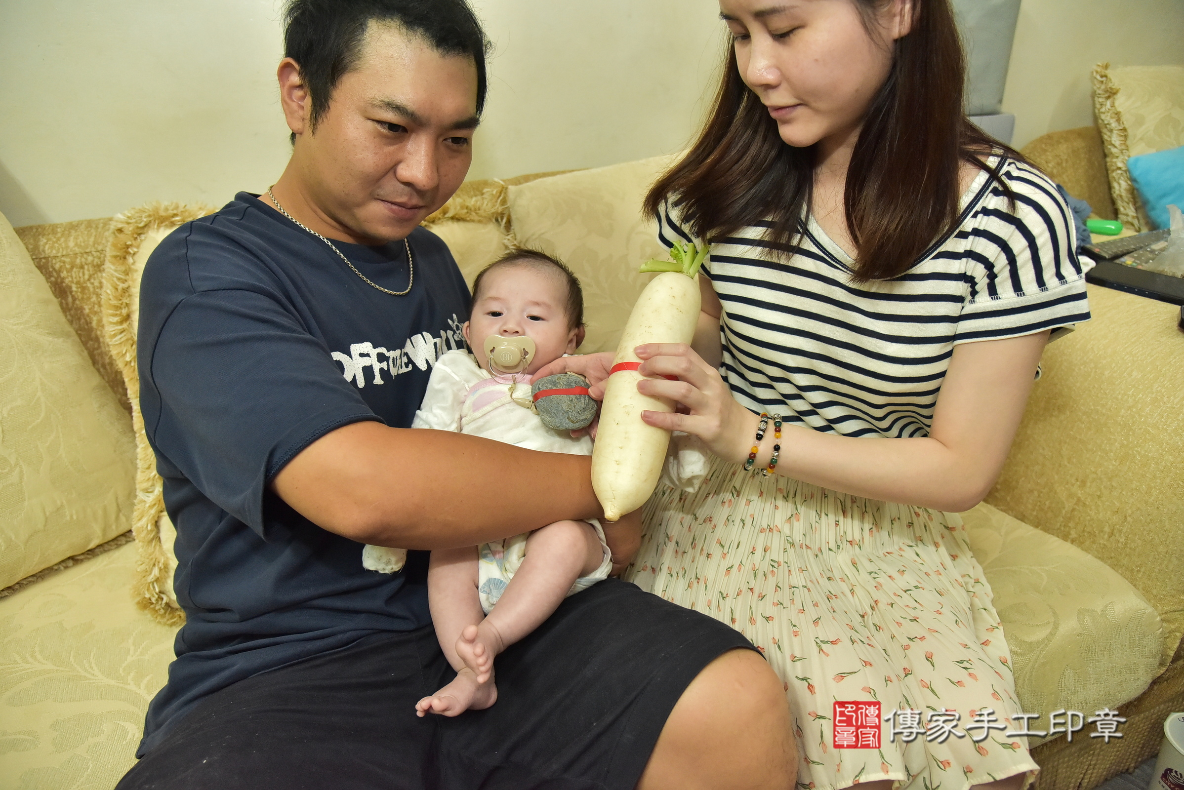 小勝寶寶(新北市樹林區到府嬰兒小勝寶寶滿月剃頭理髮、到府嬰兒剃胎毛儀式吉祥話)。到府剃頭剃胎毛主持、專業拍照、證書。★購買「臍帶章、肚臍章、胎毛筆刷印章」贈送：剃頭、收涎、抓周，三選一。2025.8.6，照片11