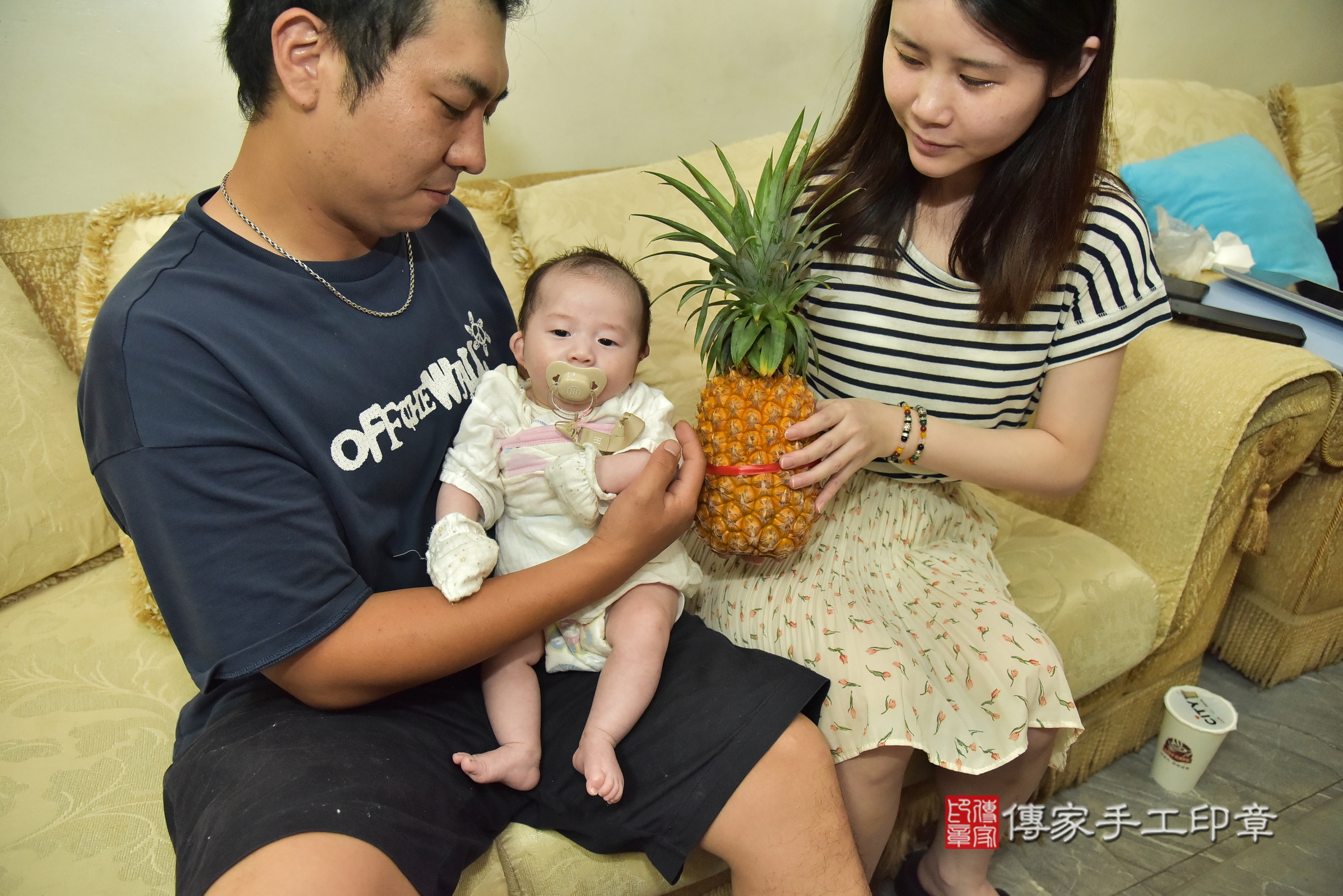 小勝寶寶(新北市樹林區到府嬰兒小勝寶寶滿月剃頭理髮、到府嬰兒剃胎毛儀式吉祥話)。到府剃頭剃胎毛主持、專業拍照、證書。★購買「臍帶章、肚臍章、胎毛筆刷印章」贈送：剃頭、收涎、抓周，三選一。2025.8.6，照片15