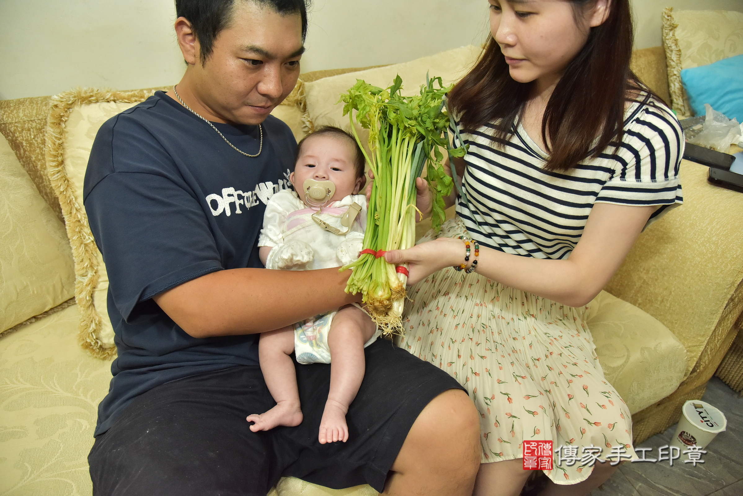 小勝寶寶(新北市樹林區到府嬰兒小勝寶寶滿月剃頭理髮、到府嬰兒剃胎毛儀式吉祥話)。到府剃頭剃胎毛主持、專業拍照、證書。★購買「臍帶章、肚臍章、胎毛筆刷印章」贈送：剃頭、收涎、抓周，三選一。2025.8.6，照片13