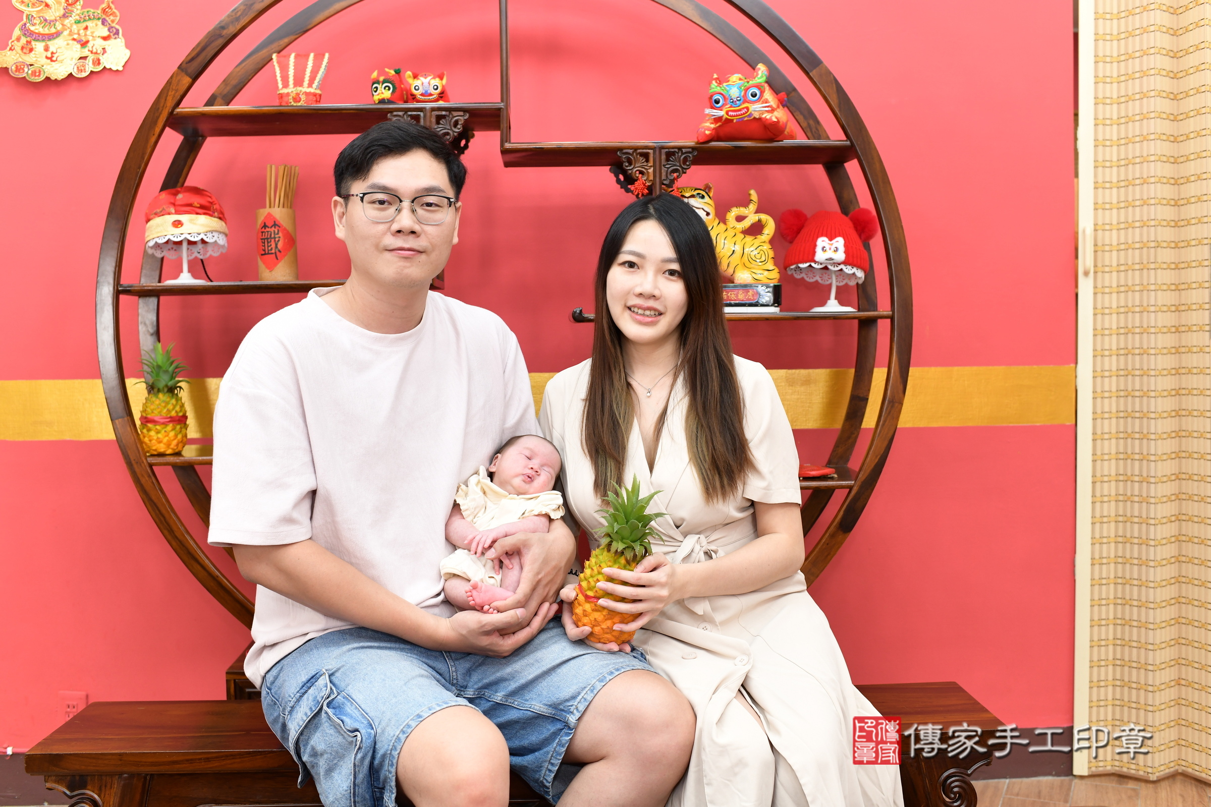 小舒寶寶(新北市永和區嬰兒寶寶滿月剃頭理髮、嬰兒剃胎毛儀式吉祥話)。中國風會場，爸媽寶貝穿「日中韓」古裝禮服。專業拍照、證書。★購買「臍帶章、肚臍章、胎毛筆刷印章」贈送：剃頭、收涎、抓周，三選一。2025.8.4，照片9