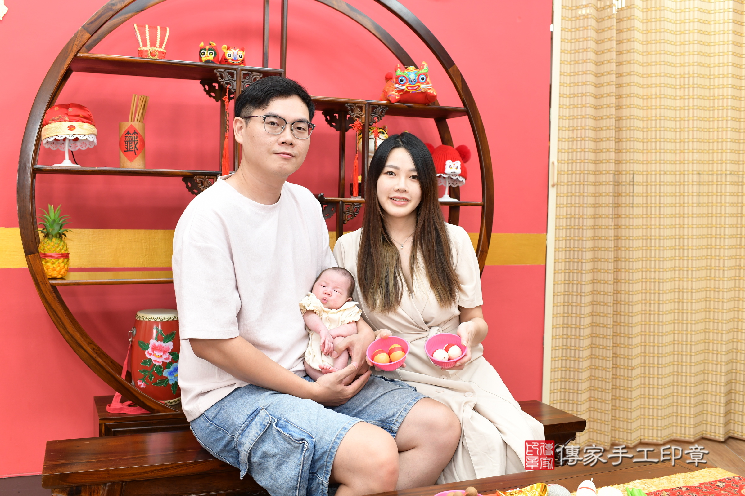 小舒寶寶(新北市永和區嬰兒寶寶滿月剃頭理髮、嬰兒剃胎毛儀式吉祥話)。中國風會場，爸媽寶貝穿「日中韓」古裝禮服。專業拍照、證書。★購買「臍帶章、肚臍章、胎毛筆刷印章」贈送：剃頭、收涎、抓周，三選一。2025.8.4，照片8