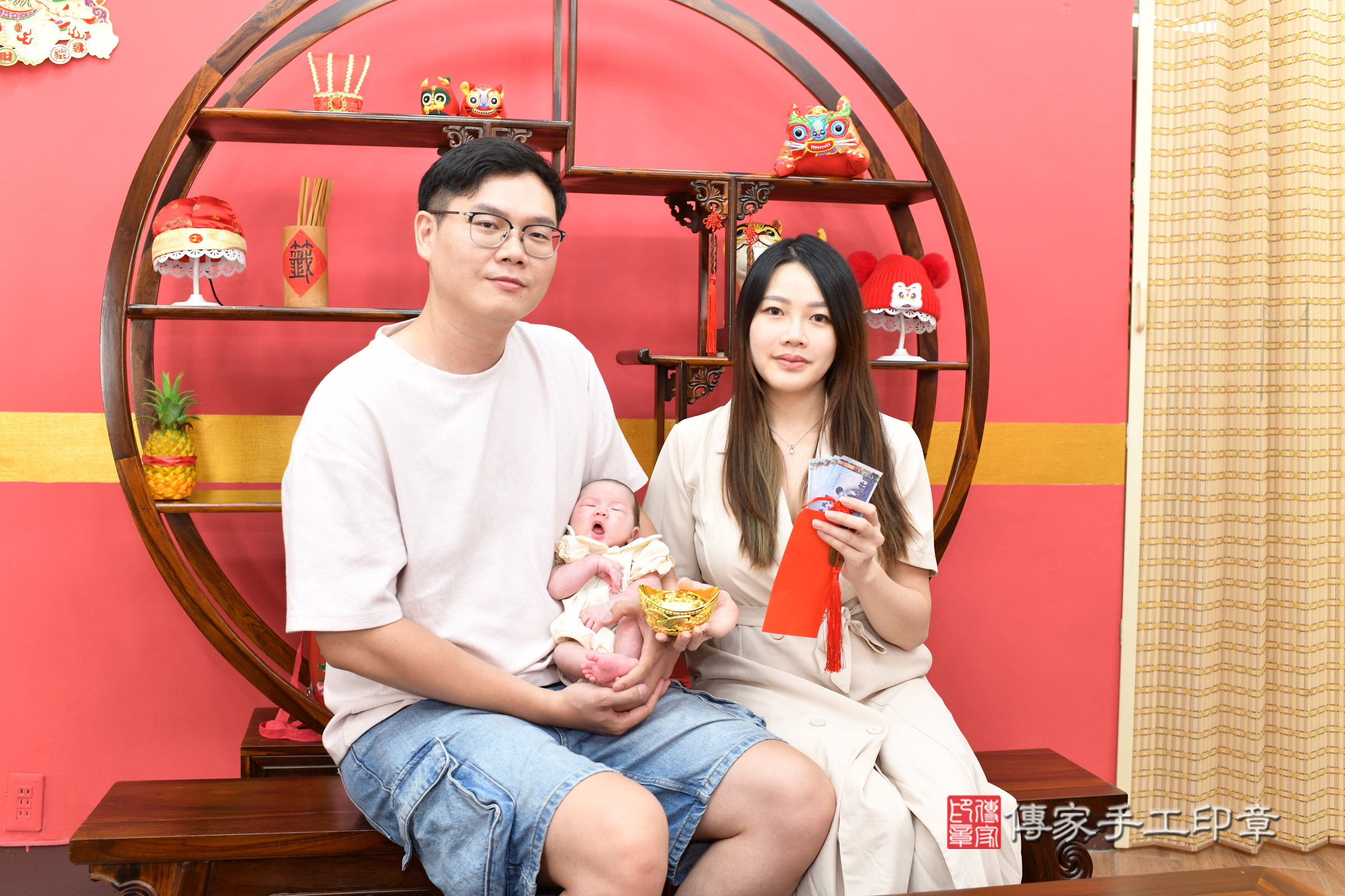 小舒寶寶(新北市永和區嬰兒寶寶滿月剃頭理髮、嬰兒剃胎毛儀式吉祥話)。中國風會場，爸媽寶貝穿「日中韓」古裝禮服。專業拍照、證書。★購買「臍帶章、肚臍章、胎毛筆刷印章」贈送：剃頭、收涎、抓周，三選一。2025.8.4，照片10
