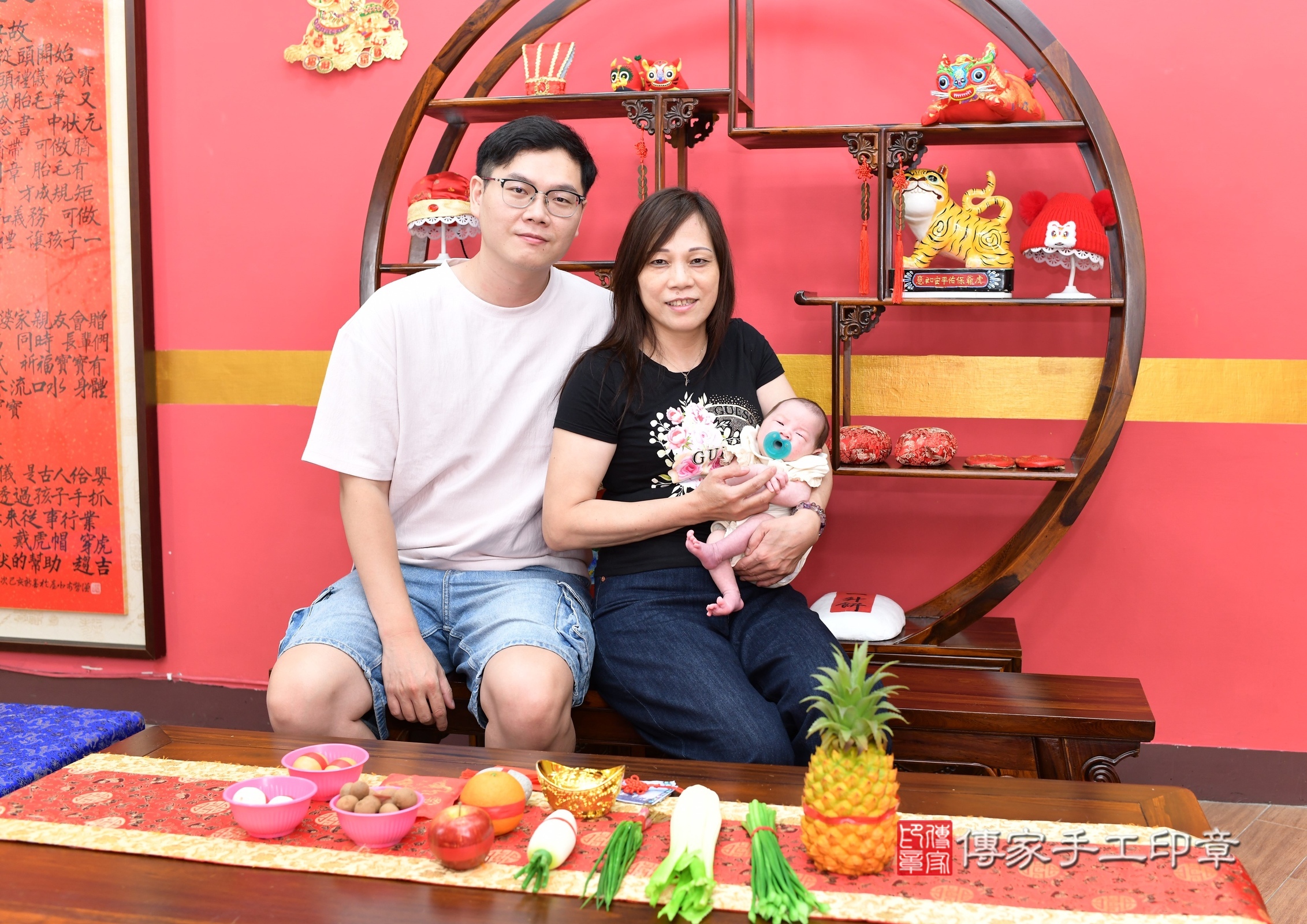 小舒寶寶(新北市永和區嬰兒寶寶滿月剃頭理髮、嬰兒剃胎毛儀式吉祥話)。中國風會場，爸媽寶貝穿「日中韓」古裝禮服。專業拍照、證書。★購買「臍帶章、肚臍章、胎毛筆刷印章」贈送：剃頭、收涎、抓周，三選一。2025.8.4，照片1