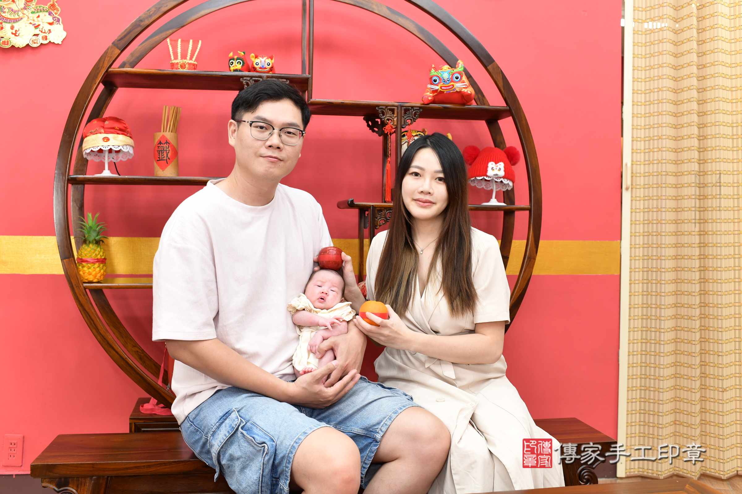 小舒寶寶(新北市永和區嬰兒寶寶滿月剃頭理髮、嬰兒剃胎毛儀式吉祥話)。中國風會場，爸媽寶貝穿「日中韓」古裝禮服。專業拍照、證書。★購買「臍帶章、肚臍章、胎毛筆刷印章」贈送：剃頭、收涎、抓周，三選一。2025.8.4，照片6