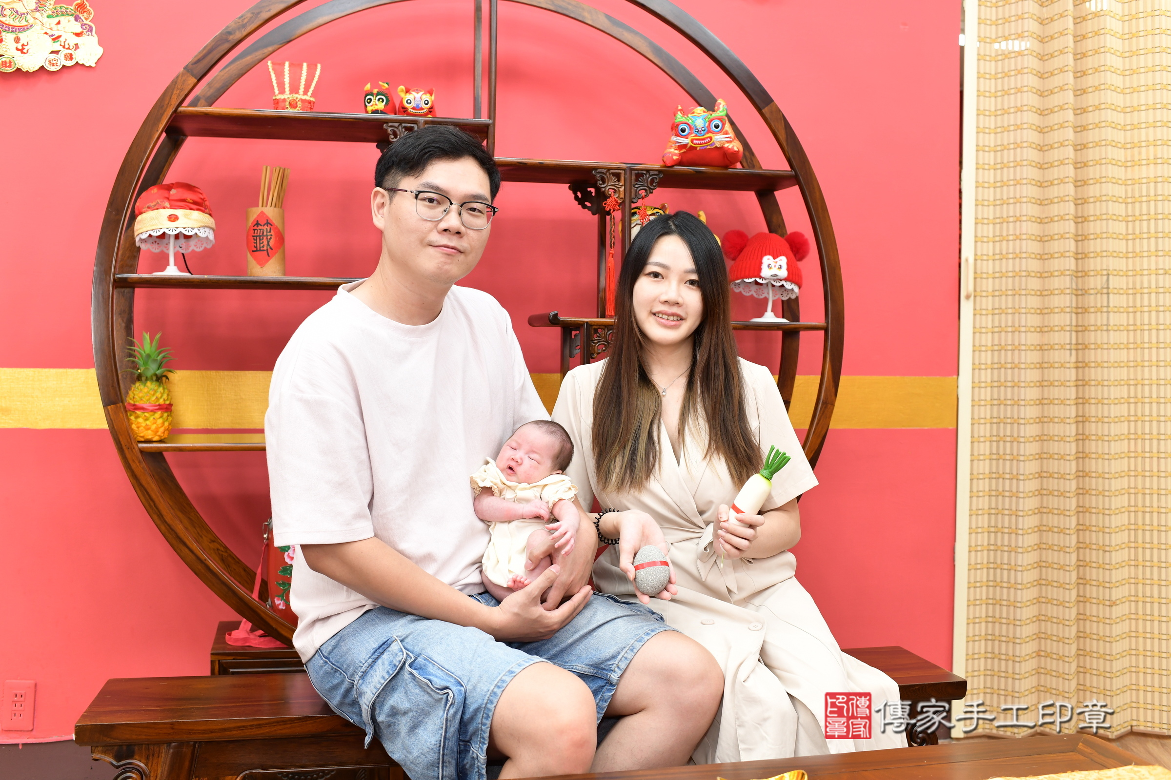 小舒寶寶(新北市永和區嬰兒寶寶滿月剃頭理髮、嬰兒剃胎毛儀式吉祥話)。中國風會場，爸媽寶貝穿「日中韓」古裝禮服。專業拍照、證書。★購買「臍帶章、肚臍章、胎毛筆刷印章」贈送：剃頭、收涎、抓周，三選一。2025.8.4，照片5