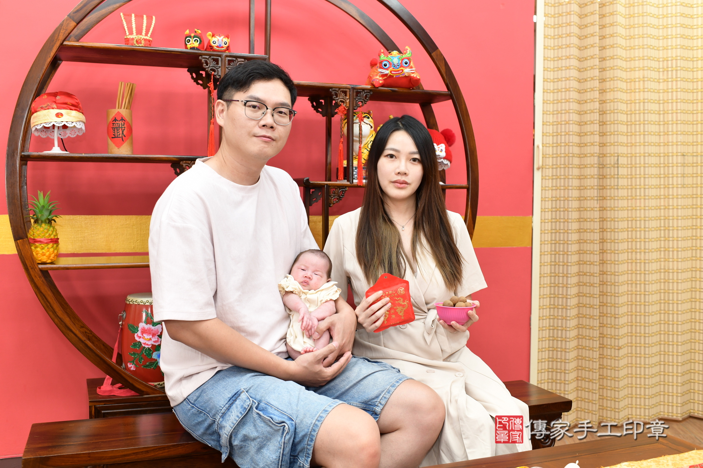 小舒寶寶(新北市永和區嬰兒寶寶滿月剃頭理髮、嬰兒剃胎毛儀式吉祥話)。中國風會場，爸媽寶貝穿「日中韓」古裝禮服。專業拍照、證書。★購買「臍帶章、肚臍章、胎毛筆刷印章」贈送：剃頭、收涎、抓周，三選一。2025.8.4，照片7