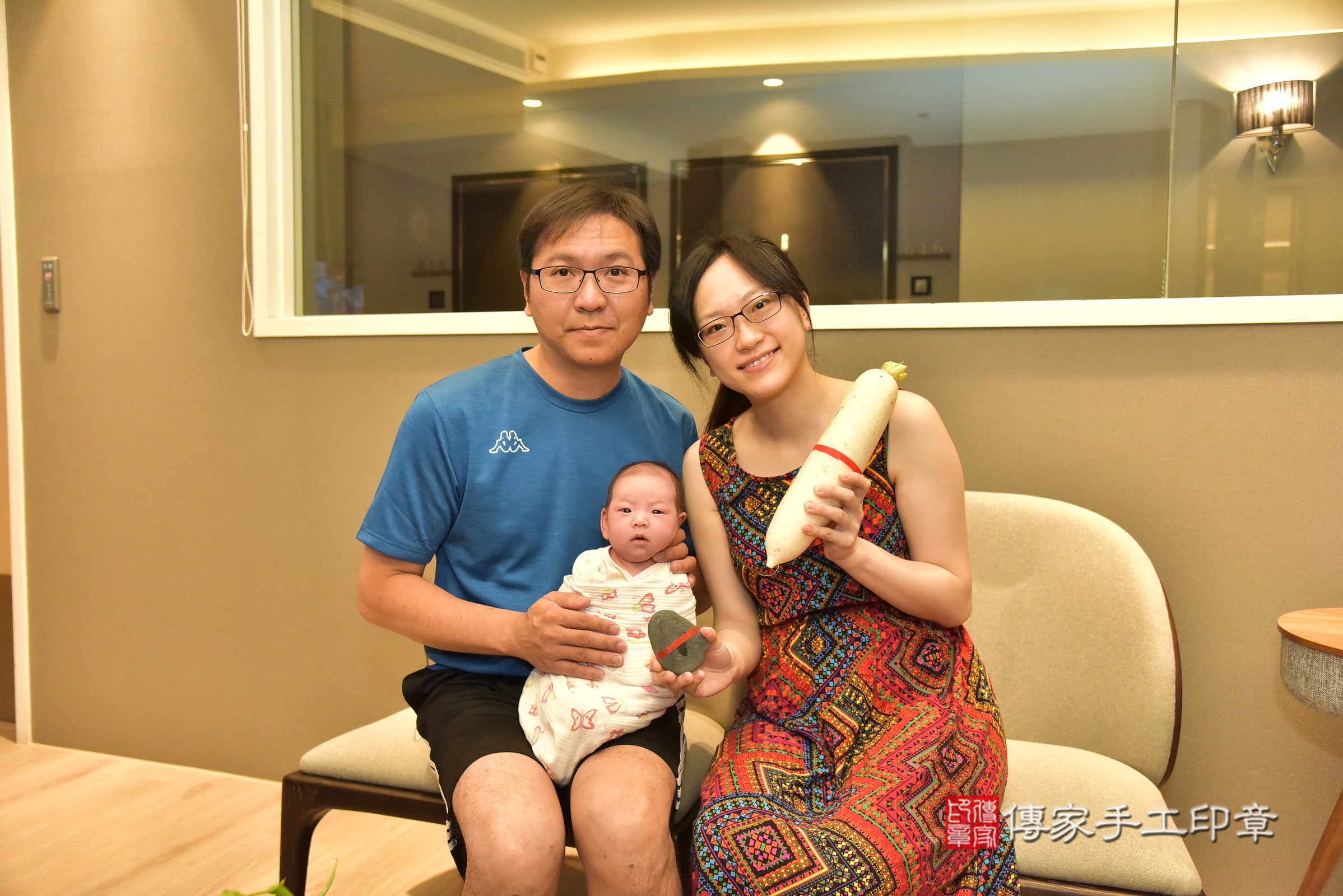 綺綺寶寶(台北市松山區到府嬰兒綺綺寶寶滿月剃頭理髮、到府嬰兒剃胎毛儀式吉祥話)。到府剃頭剃胎毛主持、專業拍照、證書。★購買「臍帶章、肚臍章、胎毛筆刷印章」贈送：剃頭、收涎、抓周，三選一。2025.8.7，照片9