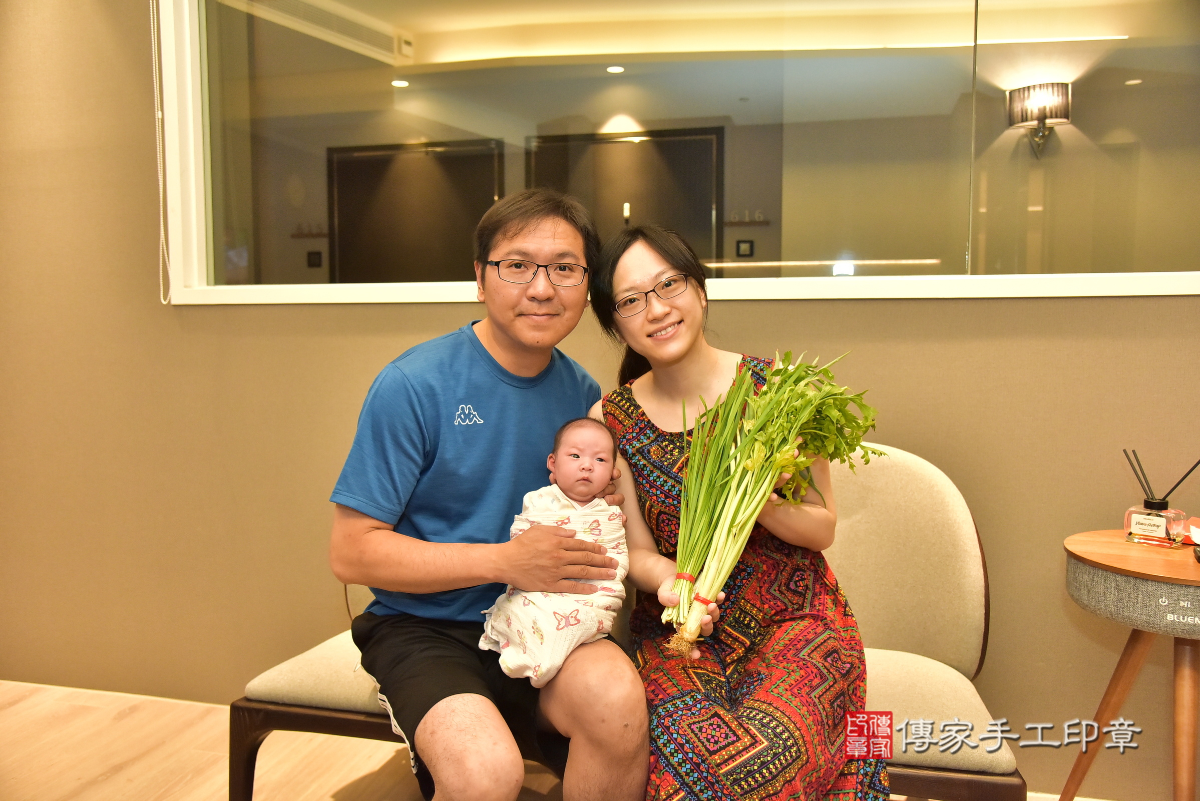 綺綺寶寶(台北市松山區到府嬰兒綺綺寶寶滿月剃頭理髮、到府嬰兒剃胎毛儀式吉祥話)。到府剃頭剃胎毛主持、專業拍照、證書。★購買「臍帶章、肚臍章、胎毛筆刷印章」贈送：剃頭、收涎、抓周，三選一。2025.8.7，照片7