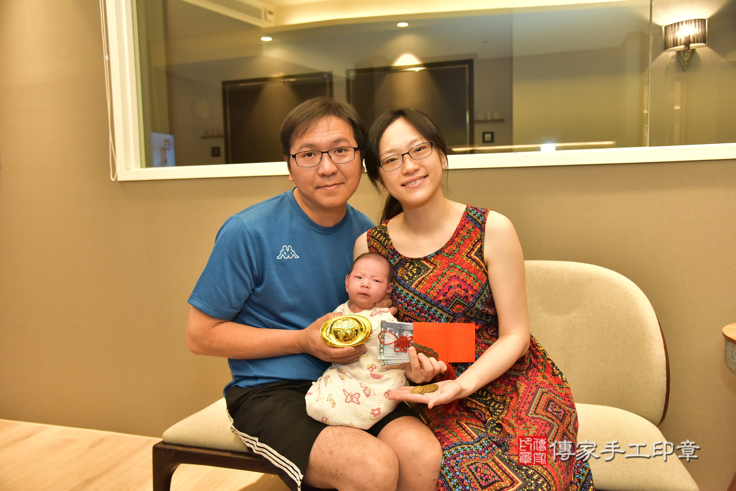 綺綺寶寶(台北市松山區到府嬰兒綺綺寶寶滿月剃頭理髮、到府嬰兒剃胎毛儀式吉祥話)。到府剃頭剃胎毛主持、專業拍照、證書。★購買「臍帶章、肚臍章、胎毛筆刷印章」贈送：剃頭、收涎、抓周，三選一。2025.8.7，照片11