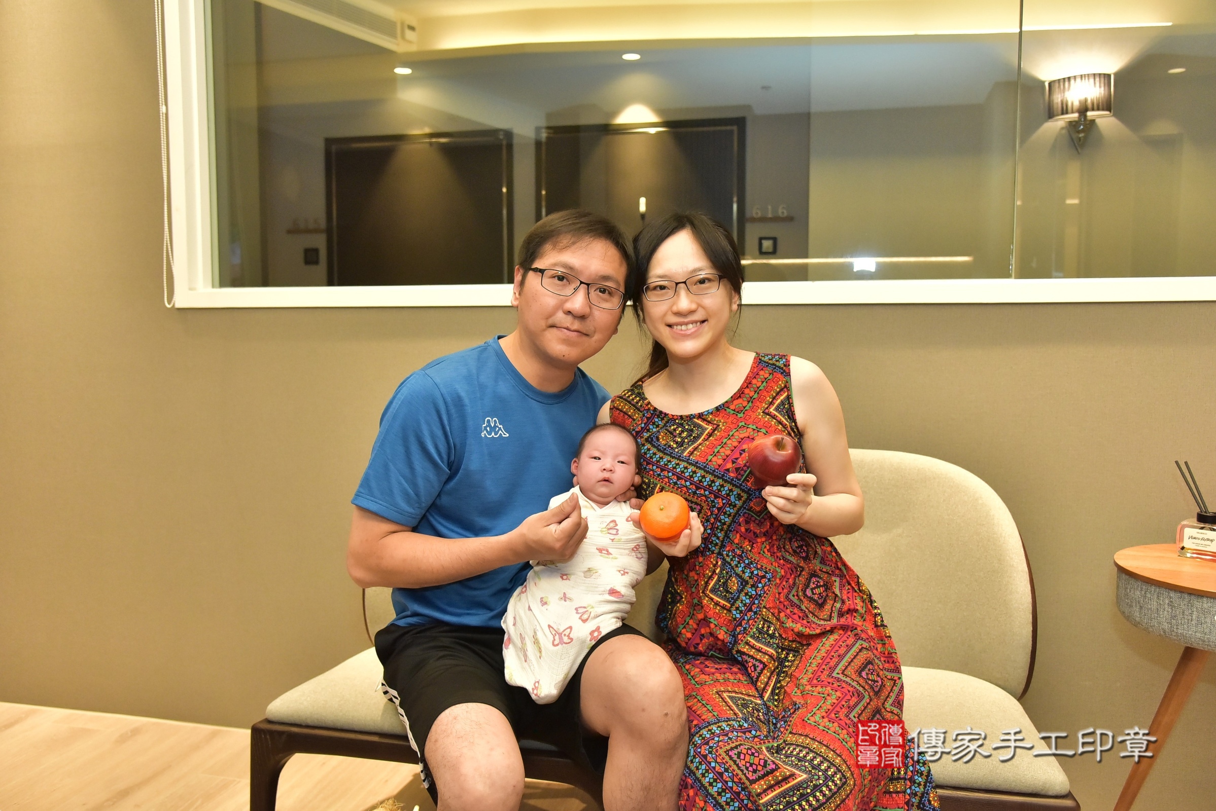 綺綺寶寶(台北市松山區到府嬰兒綺綺寶寶滿月剃頭理髮、到府嬰兒剃胎毛儀式吉祥話)。到府剃頭剃胎毛主持、專業拍照、證書。★購買「臍帶章、肚臍章、胎毛筆刷印章」贈送：剃頭、收涎、抓周，三選一。2025.8.7，照片6