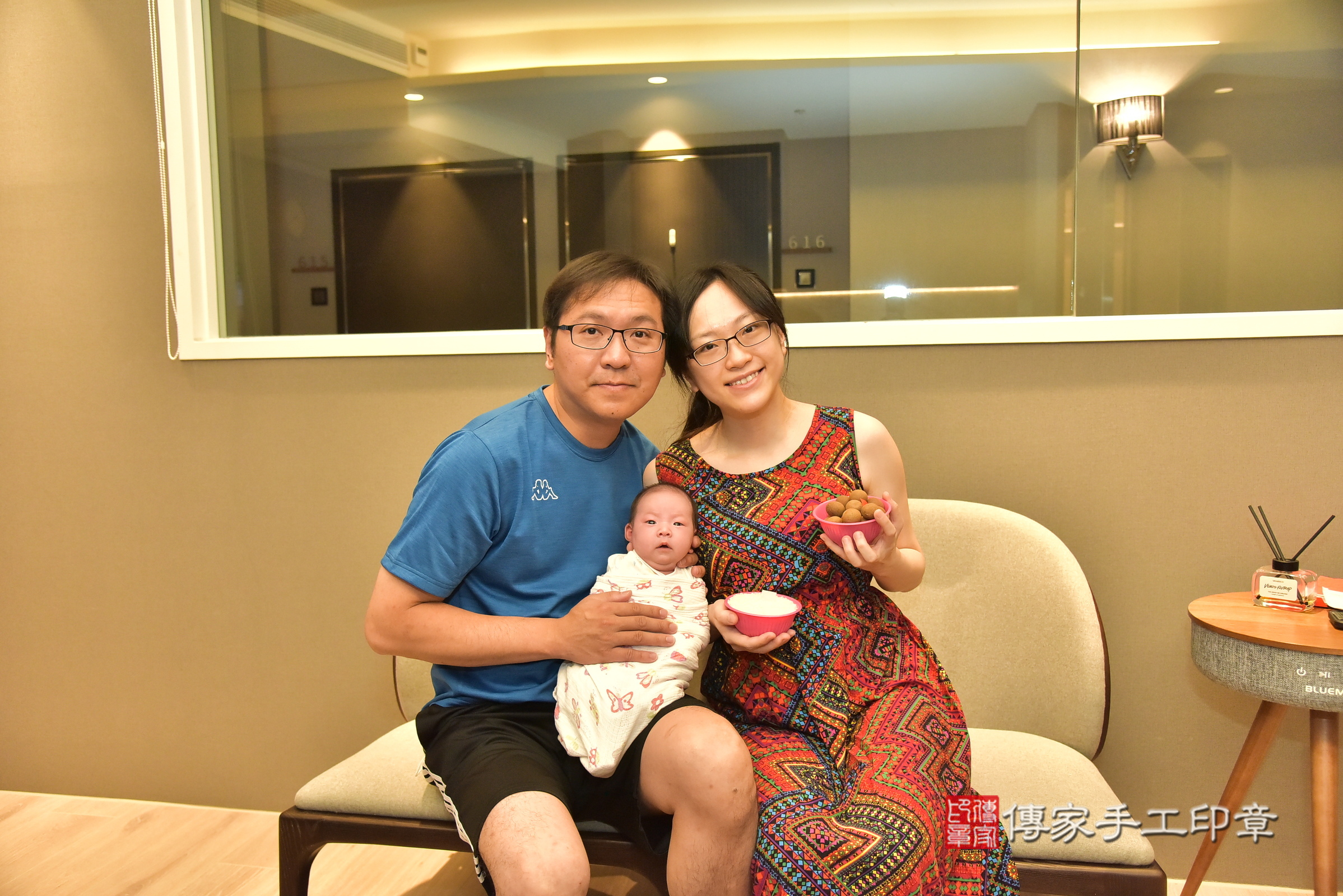 綺綺寶寶(台北市松山區到府嬰兒綺綺寶寶滿月剃頭理髮、到府嬰兒剃胎毛儀式吉祥話)。到府剃頭剃胎毛主持、專業拍照、證書。★購買「臍帶章、肚臍章、胎毛筆刷印章」贈送：剃頭、收涎、抓周，三選一。2025.8.7，照片5