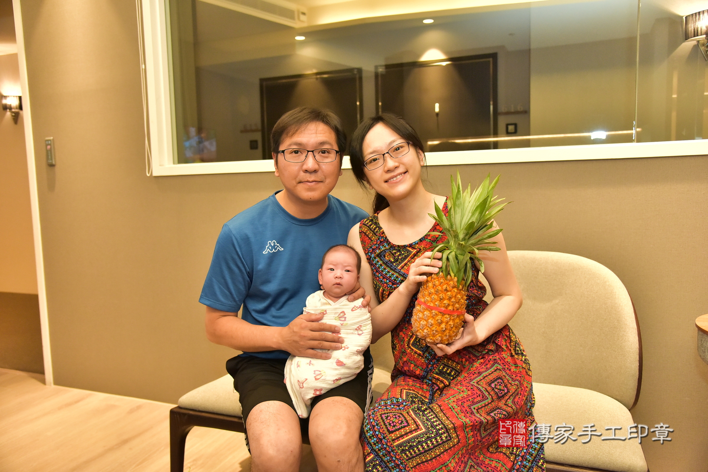 綺綺寶寶(台北市松山區到府嬰兒綺綺寶寶滿月剃頭理髮、到府嬰兒剃胎毛儀式吉祥話)。到府剃頭剃胎毛主持、專業拍照、證書。★購買「臍帶章、肚臍章、胎毛筆刷印章」贈送：剃頭、收涎、抓周，三選一。2025.8.7，照片8