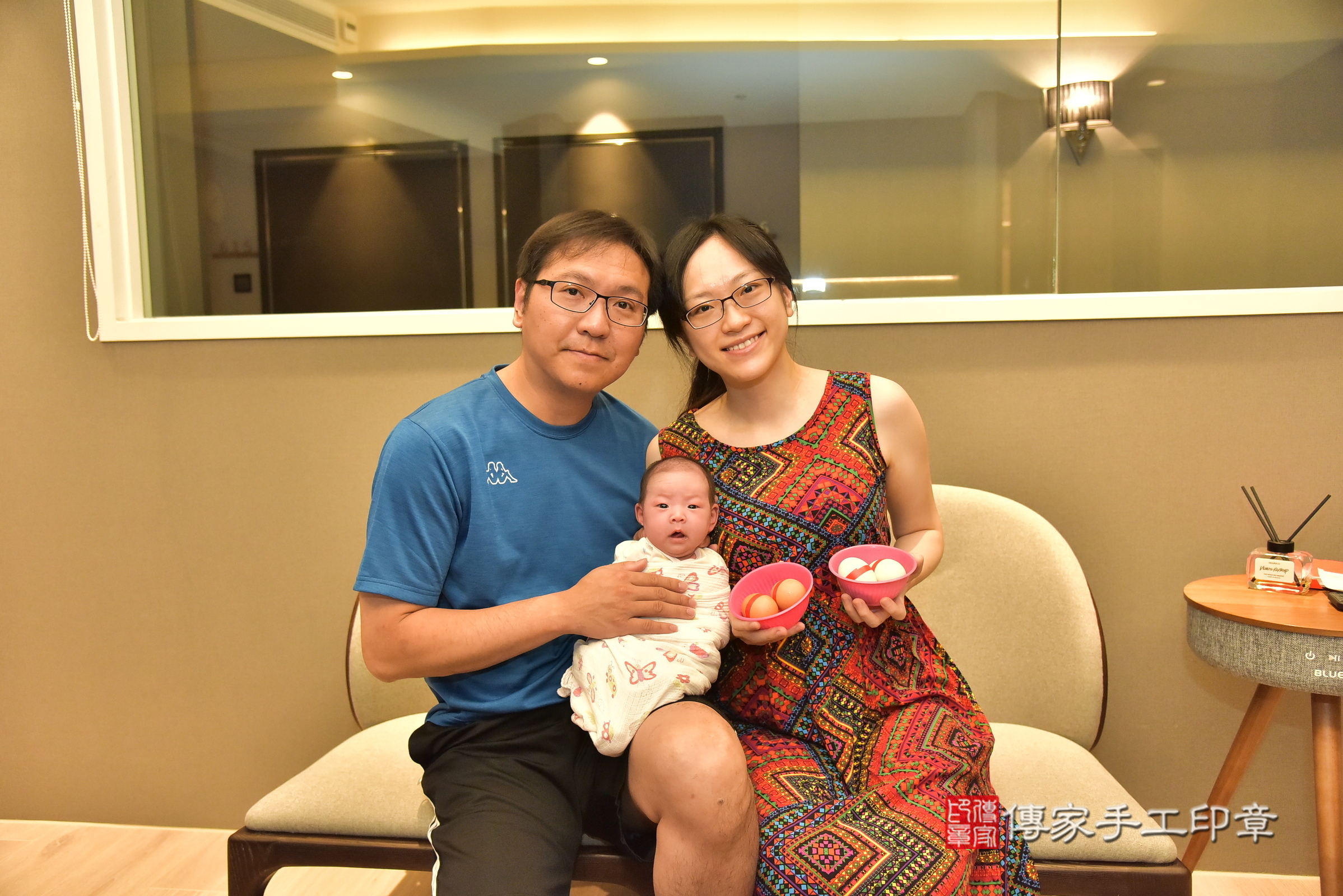 綺綺寶寶(台北市松山區到府嬰兒綺綺寶寶滿月剃頭理髮、到府嬰兒剃胎毛儀式吉祥話)。到府剃頭剃胎毛主持、專業拍照、證書。★購買「臍帶章、肚臍章、胎毛筆刷印章」贈送：剃頭、收涎、抓周，三選一。2025.8.7，照片4