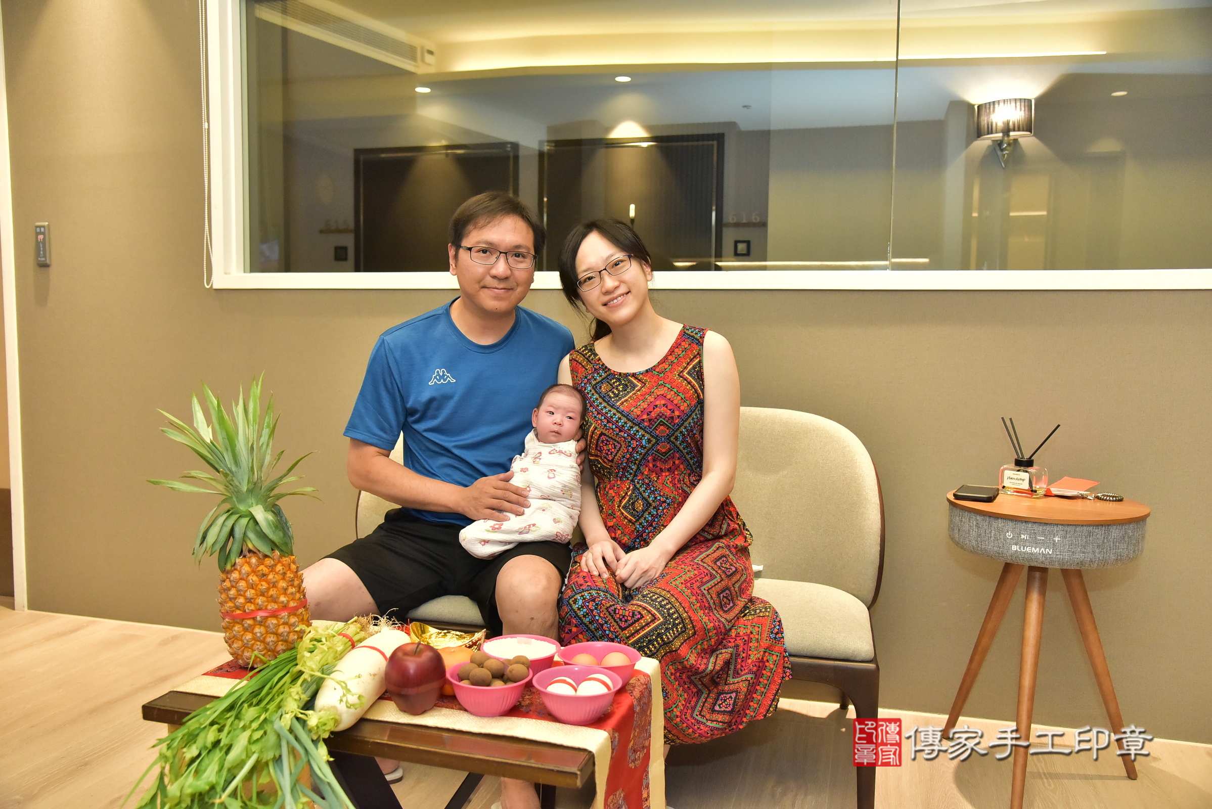 綺綺寶寶(台北市松山區到府嬰兒綺綺寶寶滿月剃頭理髮、到府嬰兒剃胎毛儀式吉祥話)。到府剃頭剃胎毛主持、專業拍照、證書。★購買「臍帶章、肚臍章、胎毛筆刷印章」贈送：剃頭、收涎、抓周，三選一。2025.8.7，照片2