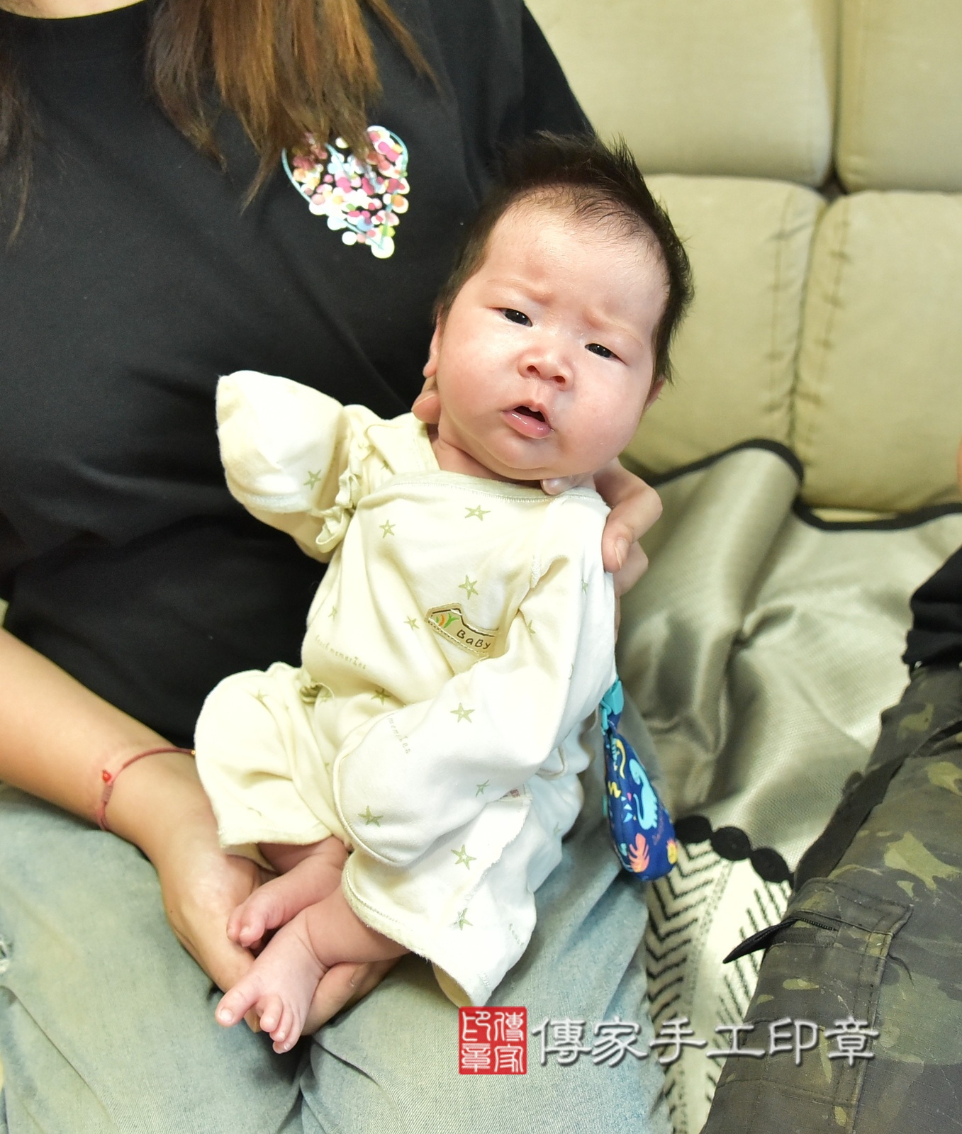 妃妃寶寶(新北市五股區到府嬰兒妃妃寶寶滿月剃頭理髮、到府嬰兒剃胎毛儀式吉祥話)。到府剃頭剃胎毛主持、專業拍照、證書。★購買「臍帶章、肚臍章、胎毛筆刷印章」贈送：剃頭、收涎、抓周，三選一。2025.8.14，照片2