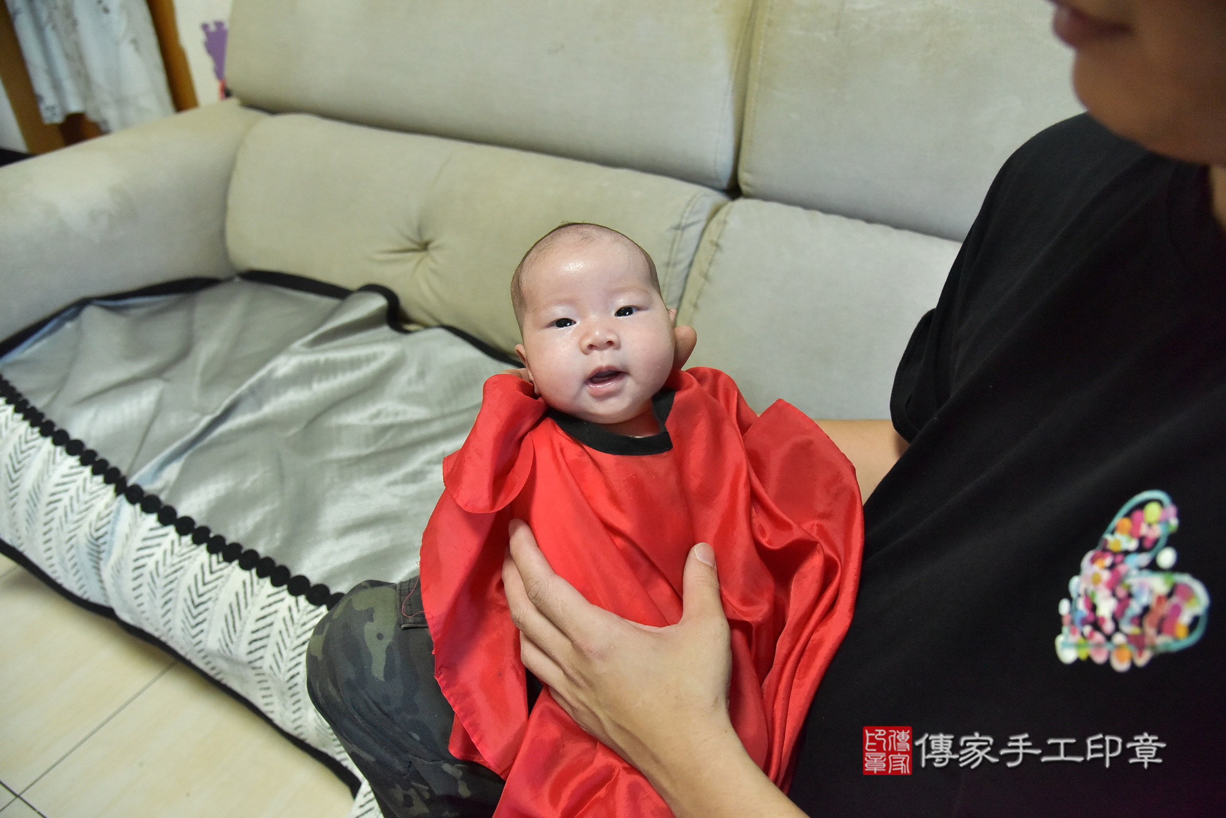 妃妃寶寶(新北市五股區到府嬰兒妃妃寶寶滿月剃頭理髮、到府嬰兒剃胎毛儀式吉祥話)。到府剃頭剃胎毛主持、專業拍照、證書。★購買「臍帶章、肚臍章、胎毛筆刷印章」贈送：剃頭、收涎、抓周，三選一。2025.8.14，照片12
