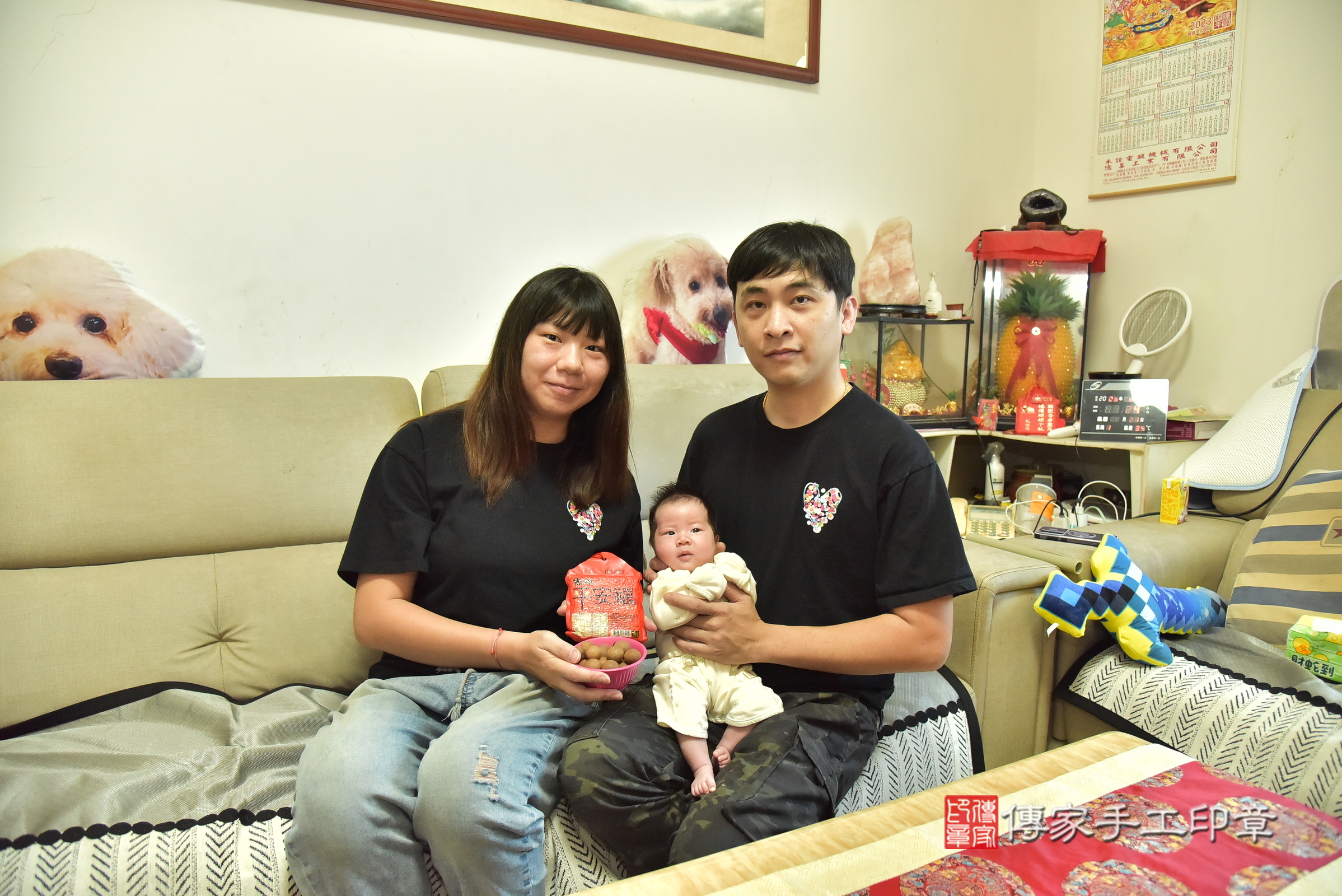 妃妃寶寶(新北市五股區到府嬰兒妃妃寶寶滿月剃頭理髮、到府嬰兒剃胎毛儀式吉祥話)。到府剃頭剃胎毛主持、專業拍照、證書。★購買「臍帶章、肚臍章、胎毛筆刷印章」贈送：剃頭、收涎、抓周，三選一。2025.8.14，照片5
