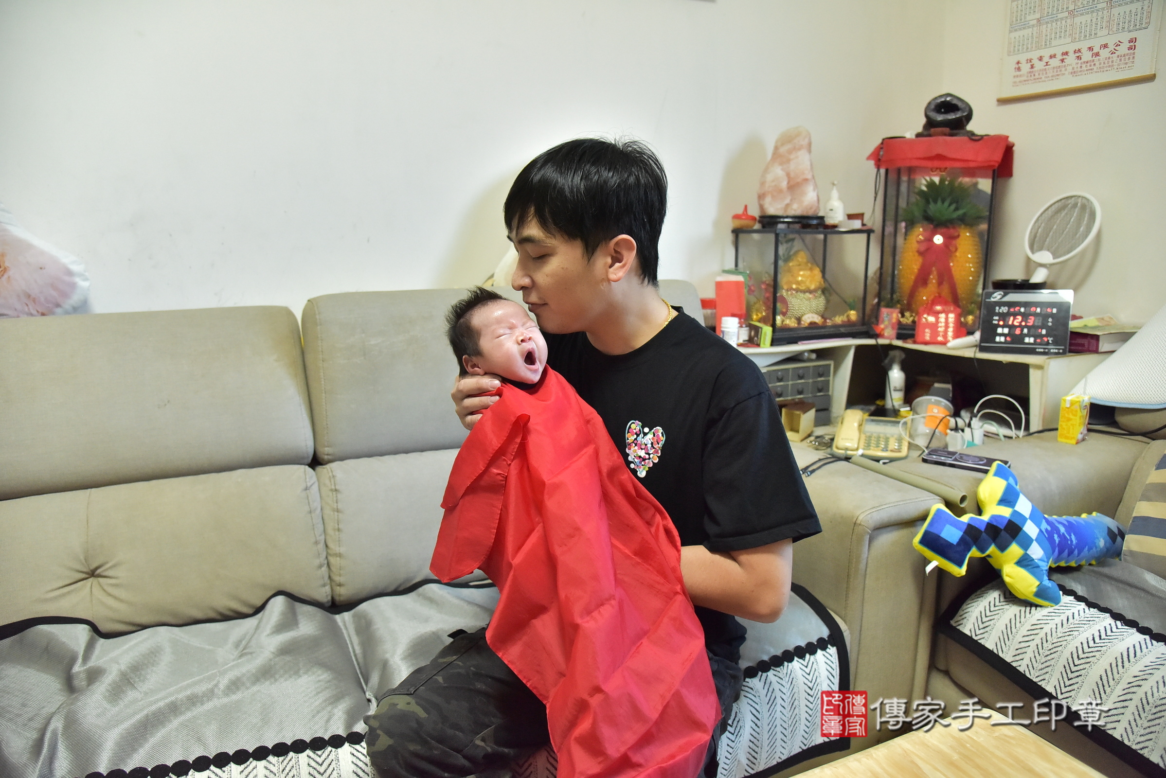妃妃寶寶(新北市五股區到府嬰兒妃妃寶寶滿月剃頭理髮、到府嬰兒剃胎毛儀式吉祥話)。到府剃頭剃胎毛主持、專業拍照、證書。★購買「臍帶章、肚臍章、胎毛筆刷印章」贈送：剃頭、收涎、抓周，三選一。2025.8.14，照片11