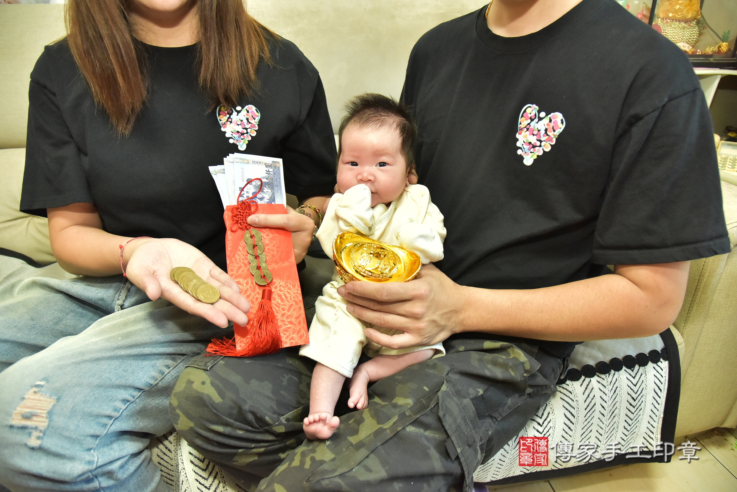 妃妃寶寶(新北市五股區到府嬰兒妃妃寶寶滿月剃頭理髮、到府嬰兒剃胎毛儀式吉祥話)。到府剃頭剃胎毛主持、專業拍照、證書。★購買「臍帶章、肚臍章、胎毛筆刷印章」贈送：剃頭、收涎、抓周，三選一。2025.8.14，照片10